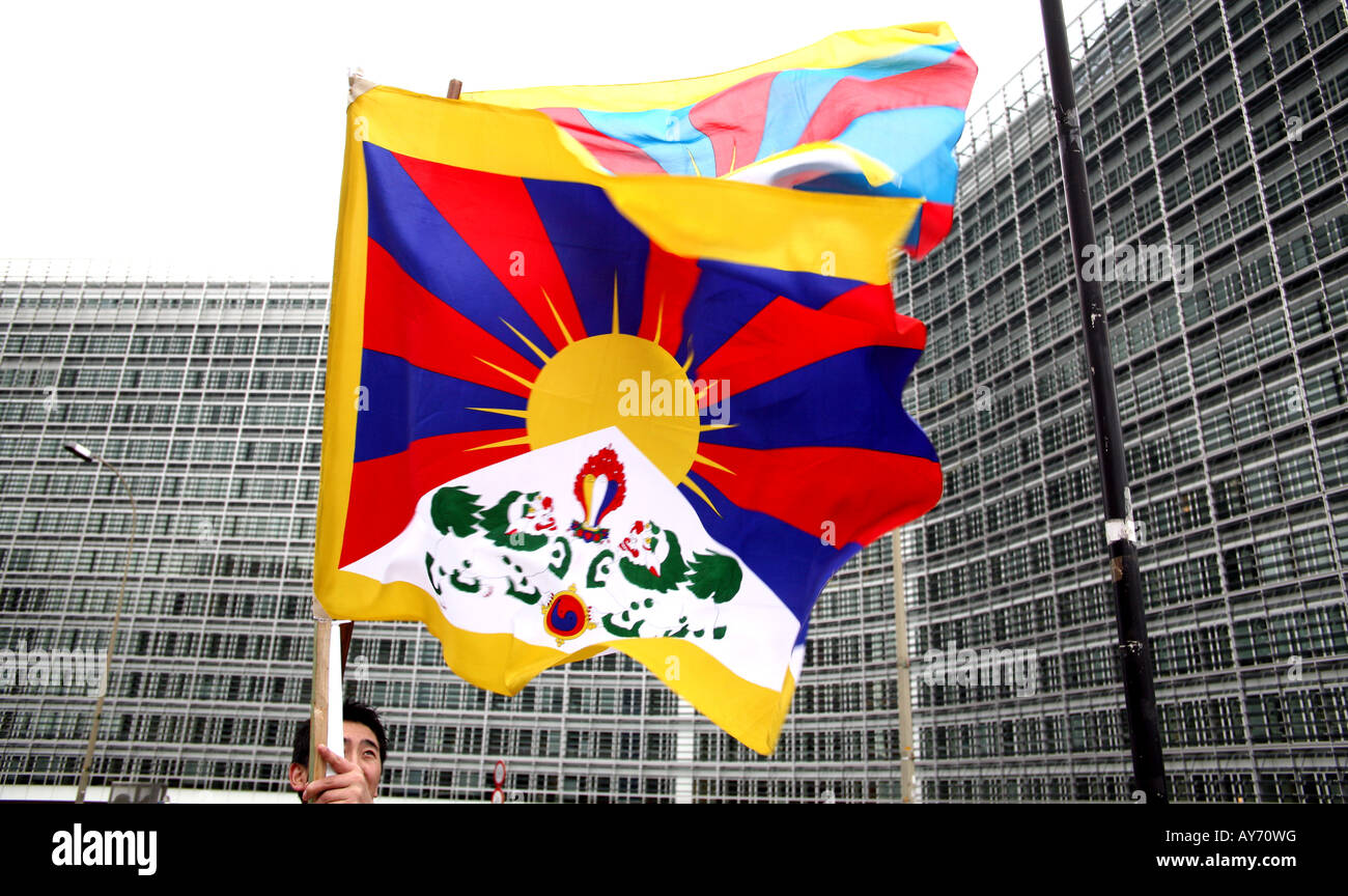Free Tibet protester con bandiera fuori edificio Berlaymont della UE a Bruxelles Foto Stock