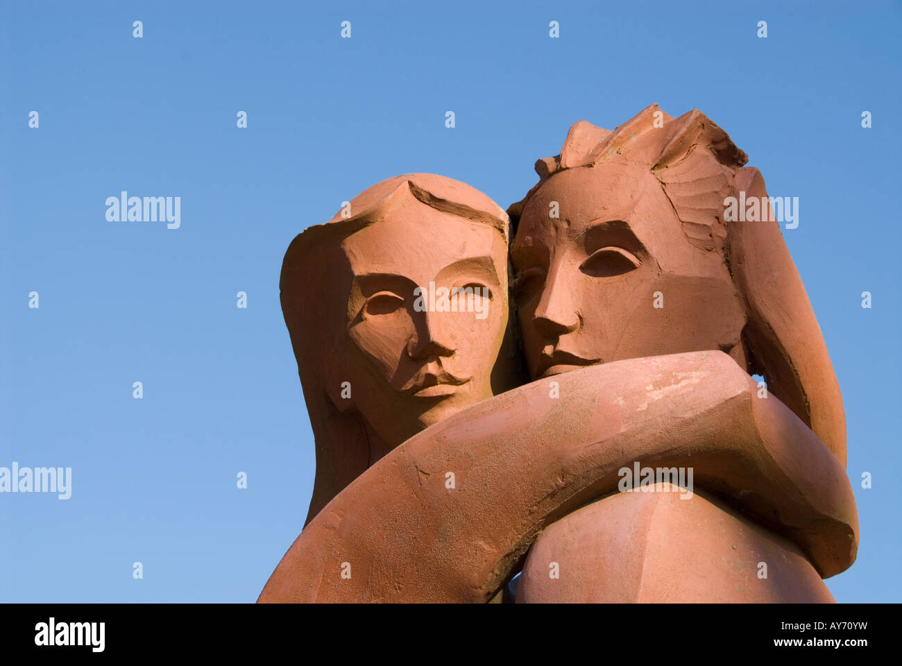 Gli amanti la scultura al vecchio fabbro Centro Shop a Gretna Green, Scozia Foto Stock