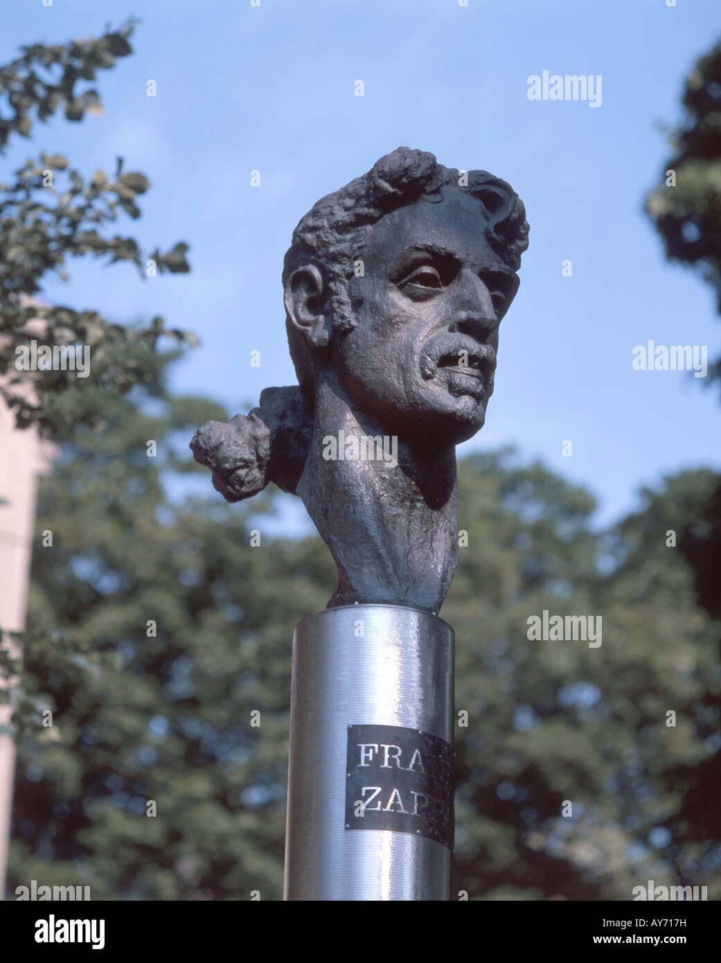 Frank Zappa busto, Frank Zappa Memorial, Vilnius, Vilnius County, la Repubblica di Lituania Foto Stock