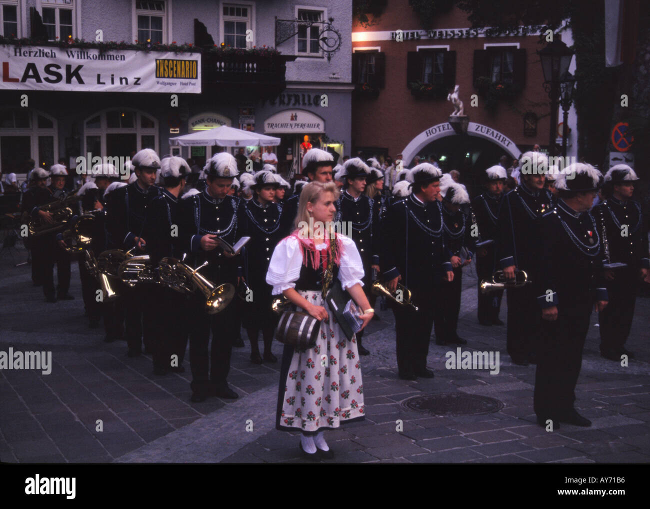 Ragazza vestita in costume tradizionale e banda di ottoni St Walfgang Austria Foto Stock