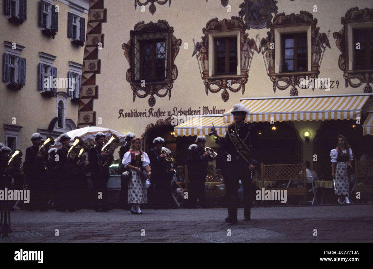 St Walfgang Band e ragazze in abito tradizionale St Walfgang Austria Foto Stock