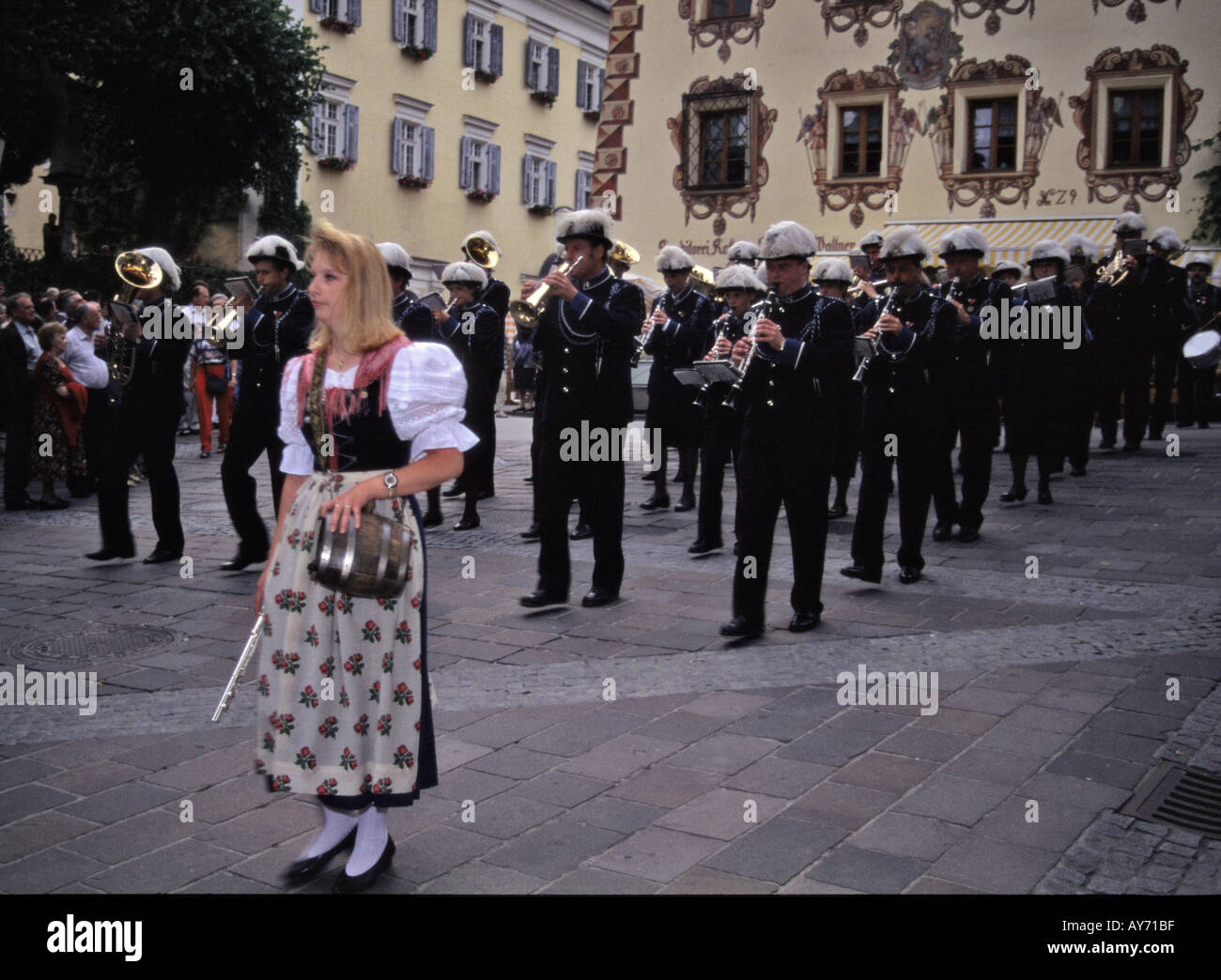 Ragazza vestita in costume tradizionale e St Walfgang brass band St Walfgang Austria Foto Stock