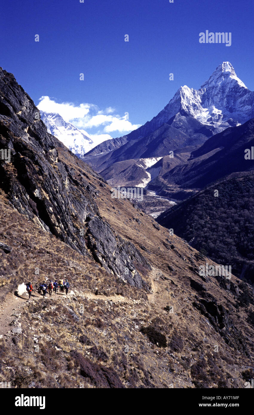 Il percorso verso la montagna di Ama Dablam nella regione dell Everest dell'Himalaya Nepal Foto Stock