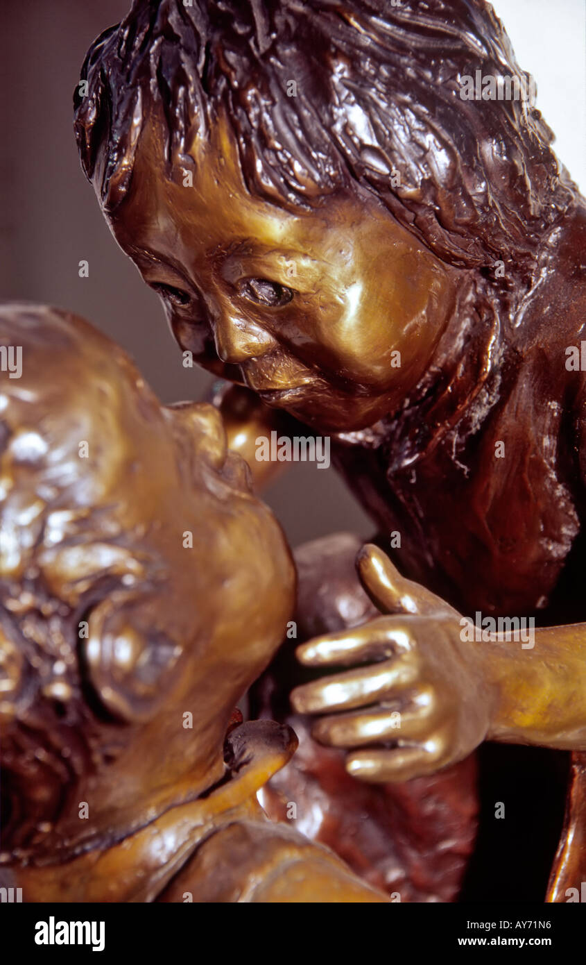 Una scultura in bronzo di due baciare i bambini da Larry Goodman, in corrispondenza di una galleria d'arte a Carrizozo, Nuovo Messico. Foto Stock
