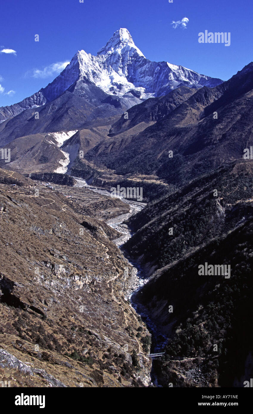 Vallata che conduce fino a Ama Dablam montagna nella regione dell Everest Himalaya Nepal Foto Stock