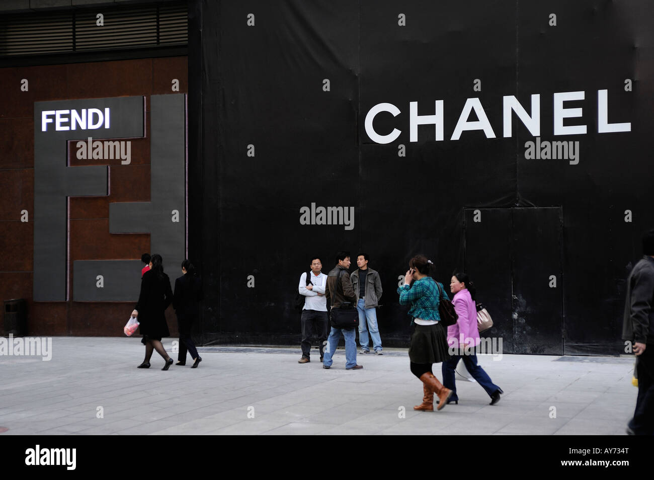 La gente a piedi passato Fendi e Chanel negozi per essere decorata a Shin Kong Place in CBD Pechino, Cina. 03-Apr-2008 Foto Stock