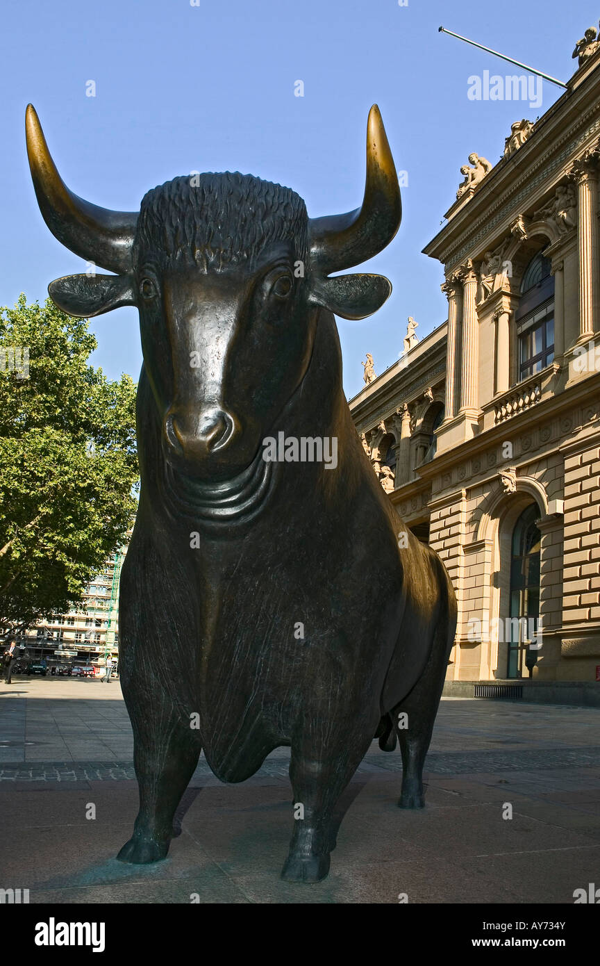 Borsa Francoforte Hessen Europa Germania bull statua simbolo finanziare attività outdoor in metallo nero Foto Stock