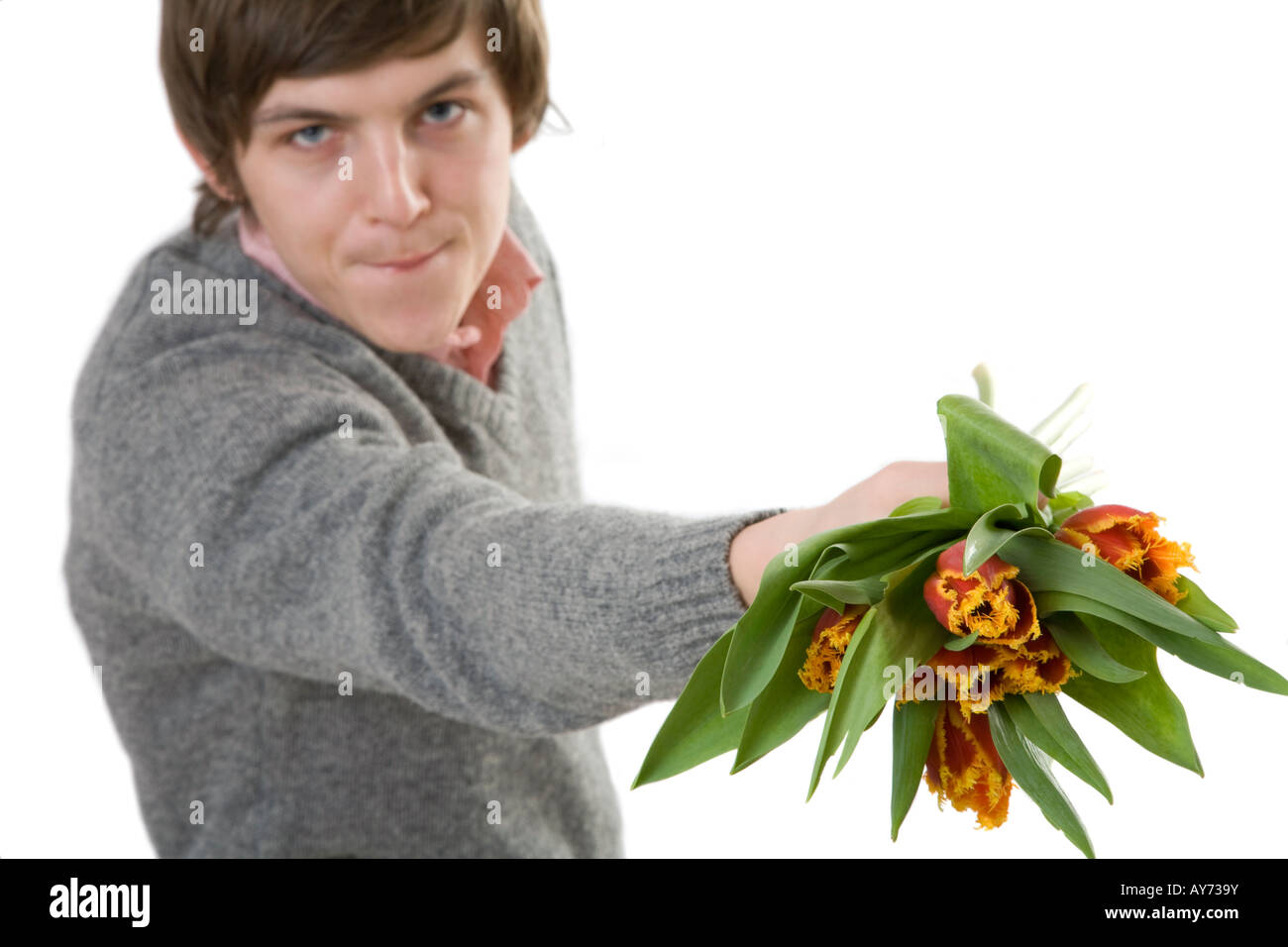 Giovane uomo offrendo fiori Foto Stock