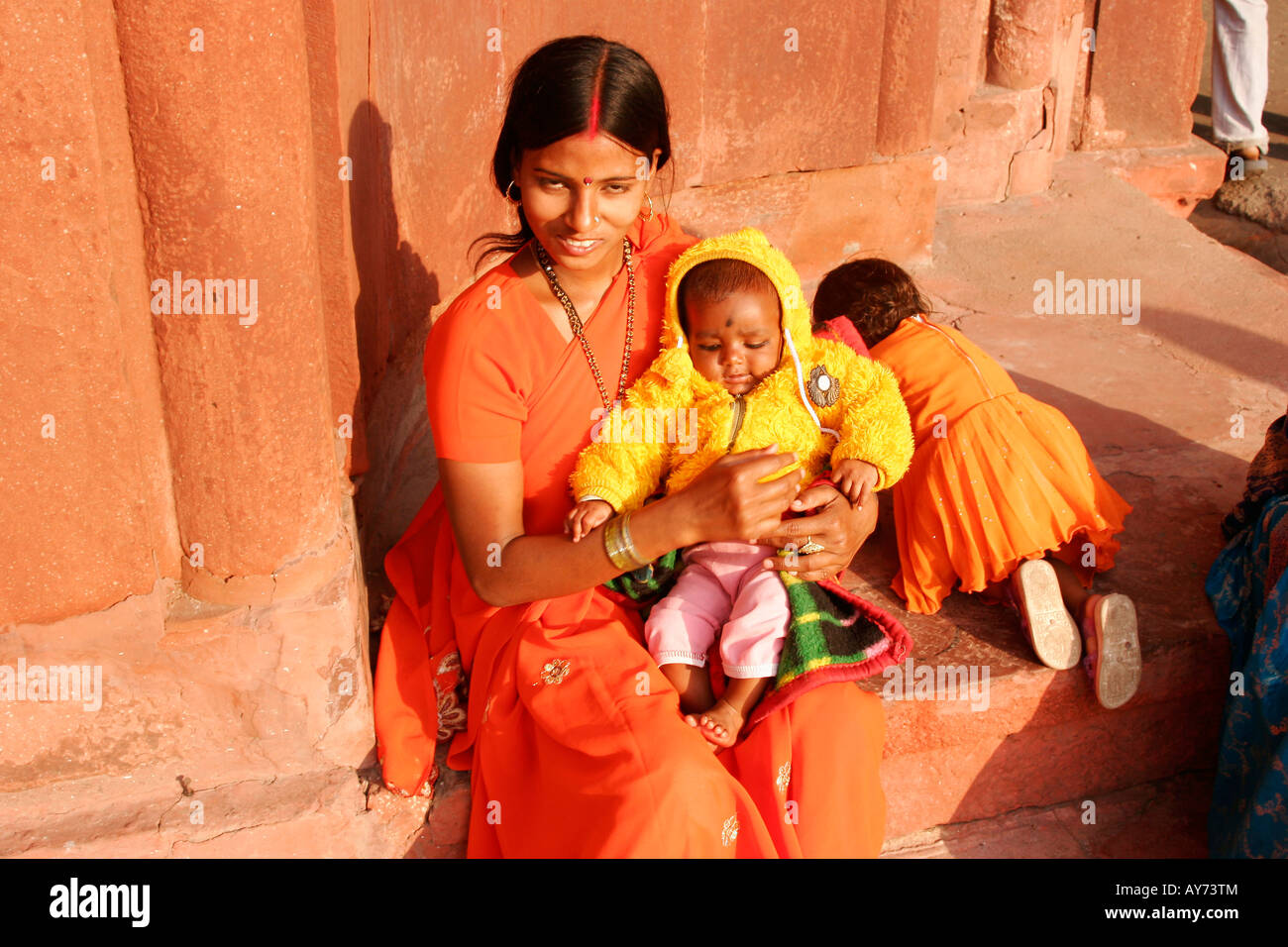 Mamma orgogliosa con il suo bambino al Red Fort di Delhi India Foto Stock