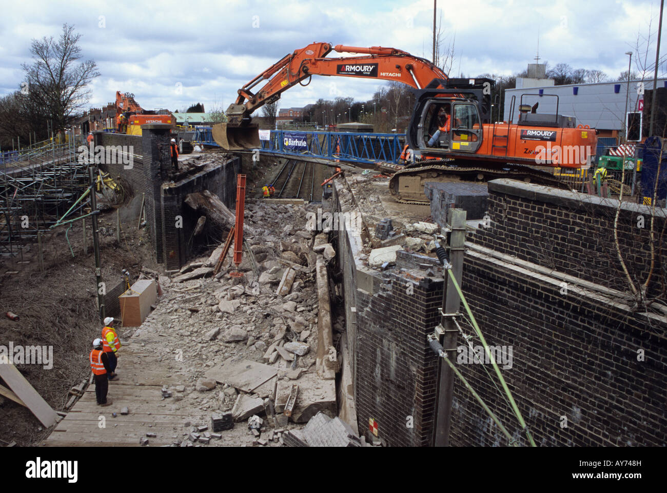 Ponte stradale essendo sostituito in Crewe Foto Stock