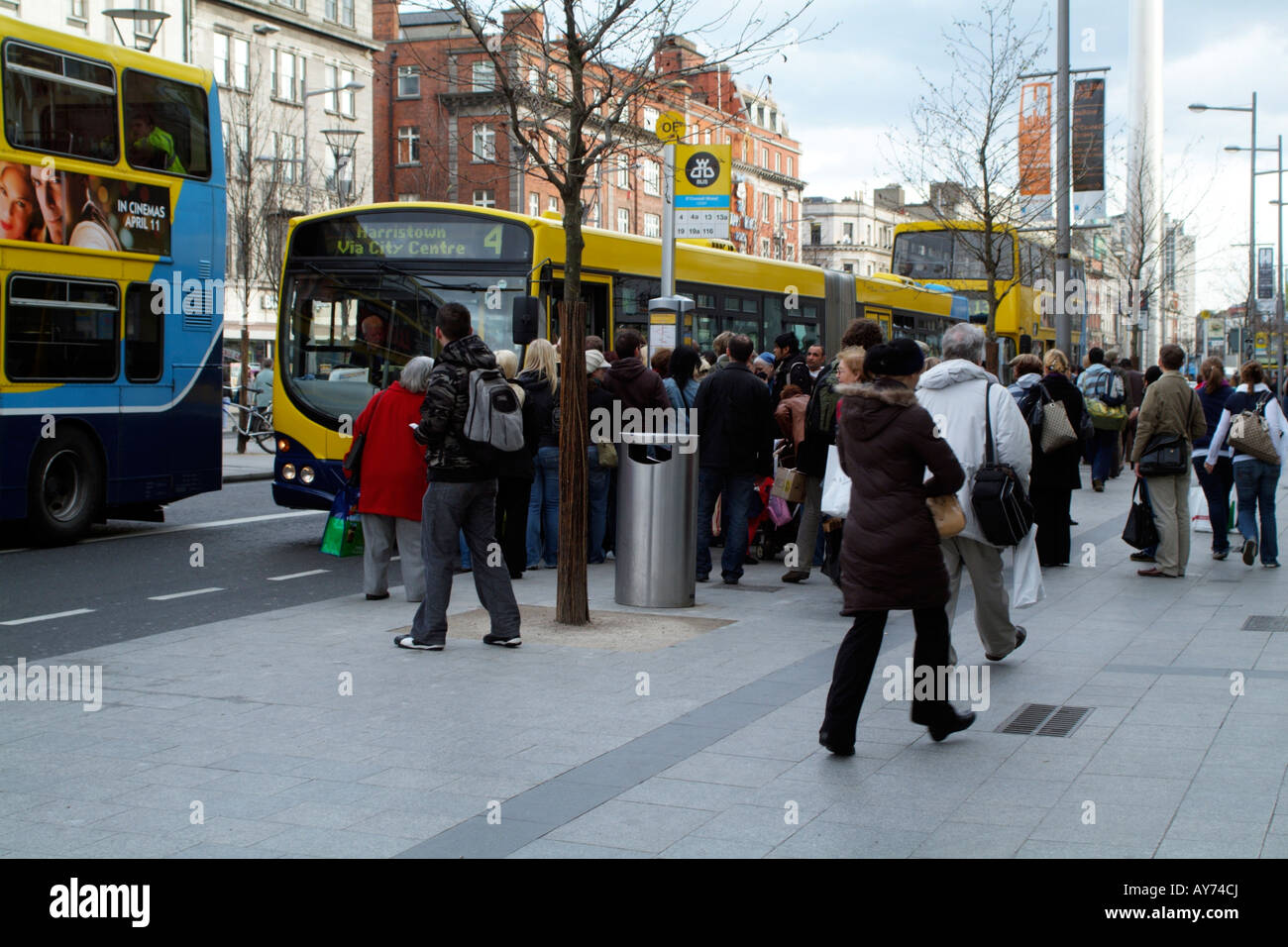 O'Connell Street Dublin ai passeggeri di salire a bordo di un single decker Bus Dublino Irlanda Foto Stock