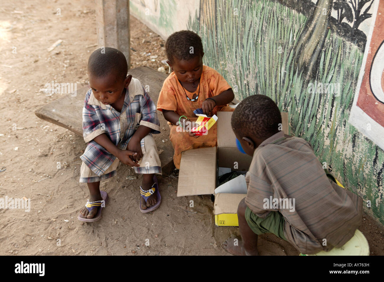 I bambini africani a giocare con i rifiuti in una casella il Gambia Africa occidentale Foto Stock