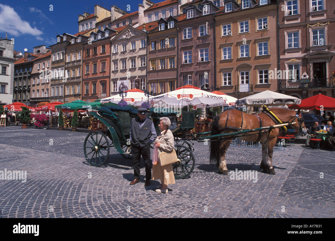 Un carro trainato da cavalli in piazza del mercato vecchio Varsavia Foto Stock