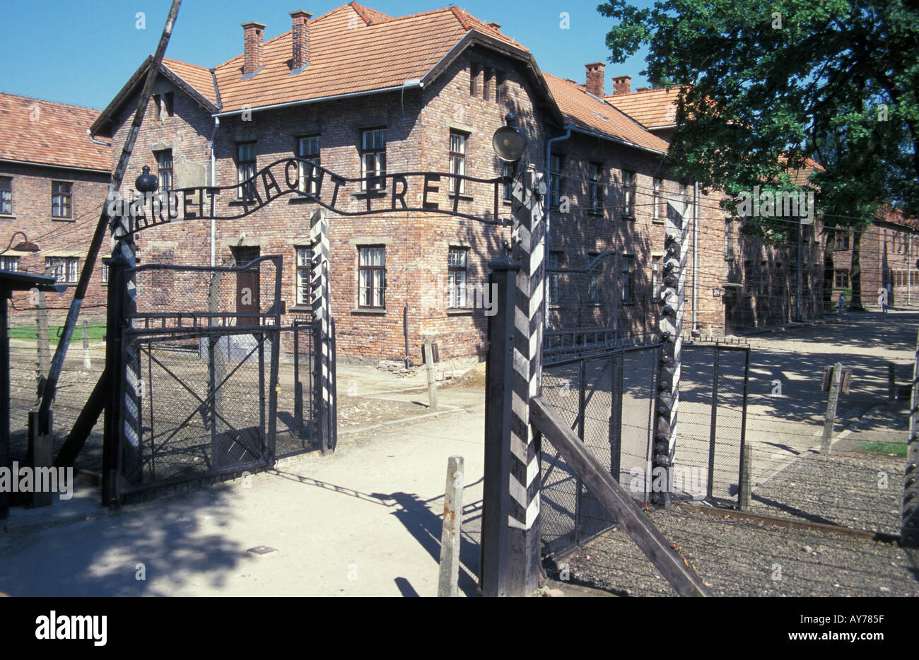 I cancelli del campo di concentramento di Auschwitz vicino a Oswiecim Polonia Foto Stock