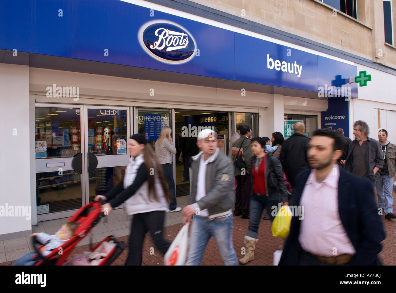 Avvia il farmacista, High Street, Hounslow, Middlesex, Regno Unito. Foto Stock