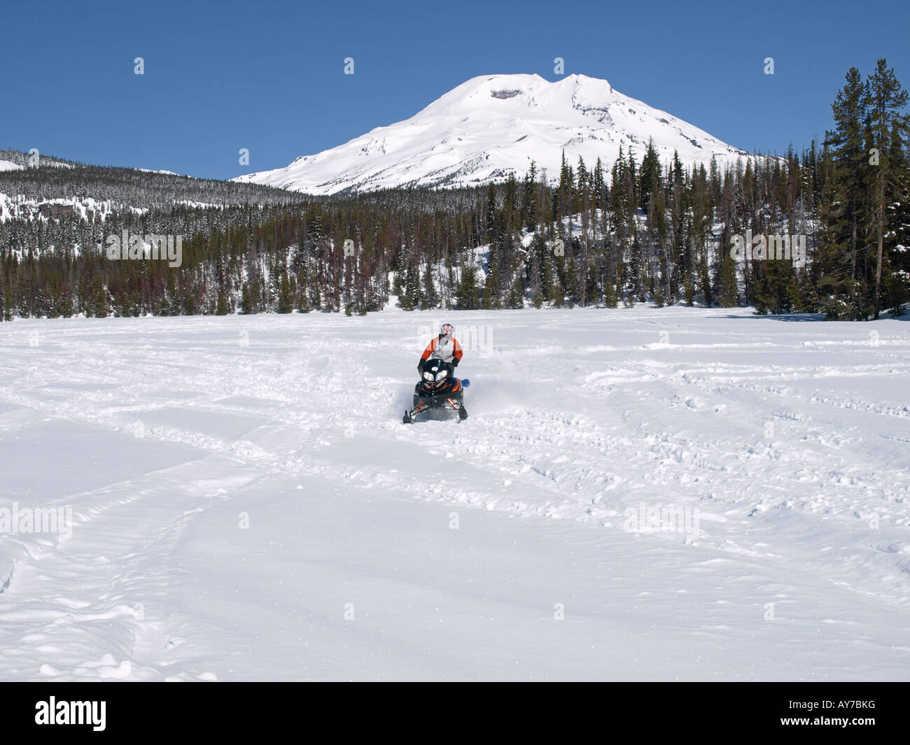 Motoslitte vicino Lago di alce in Cascade Mountains lungo la cascata Autostrada dei Laghi in inverno Foto Stock