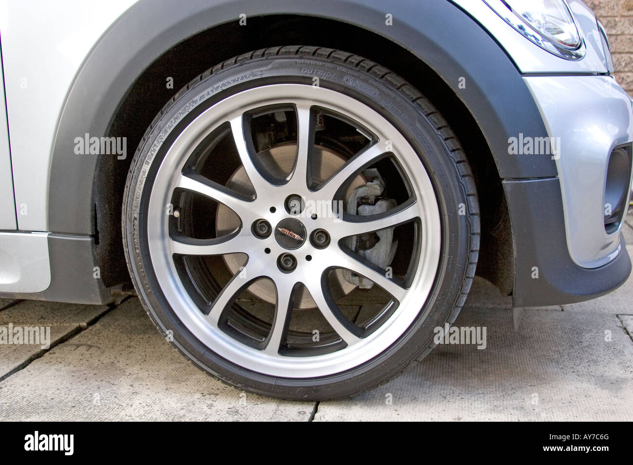 Da diciotto pollici lega ruota su strada con basso profilo pneumatico su 2008 modello Mini Cooper Works modello. Foto Stock