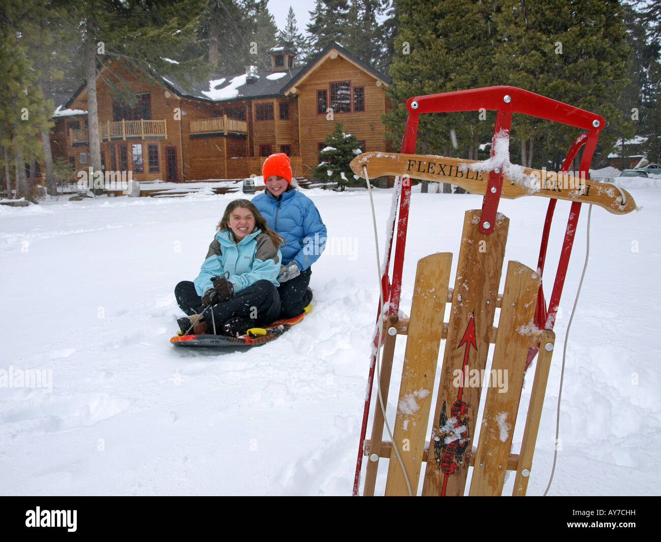 Due adolescenti godere di una neve fresca a Suttle Lake Resort in Cascade Mountains Foto Stock