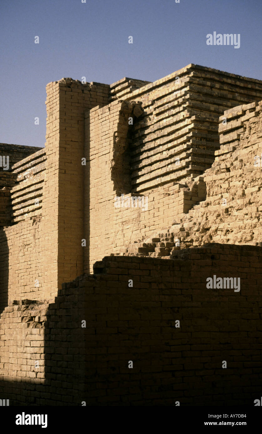 Sbriciolare un muro di mattoni nell'antica città di Babilonia in Iraq Foto Stock