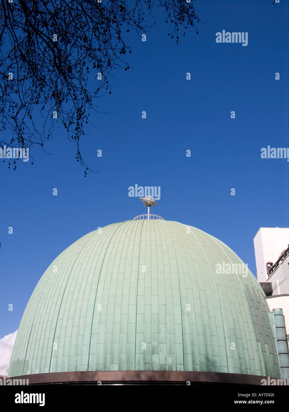 Visto sotto un cielo blu chiaro, il rame ossidato piastra di tetto a cupola della ex London Planetarium Foto Stock