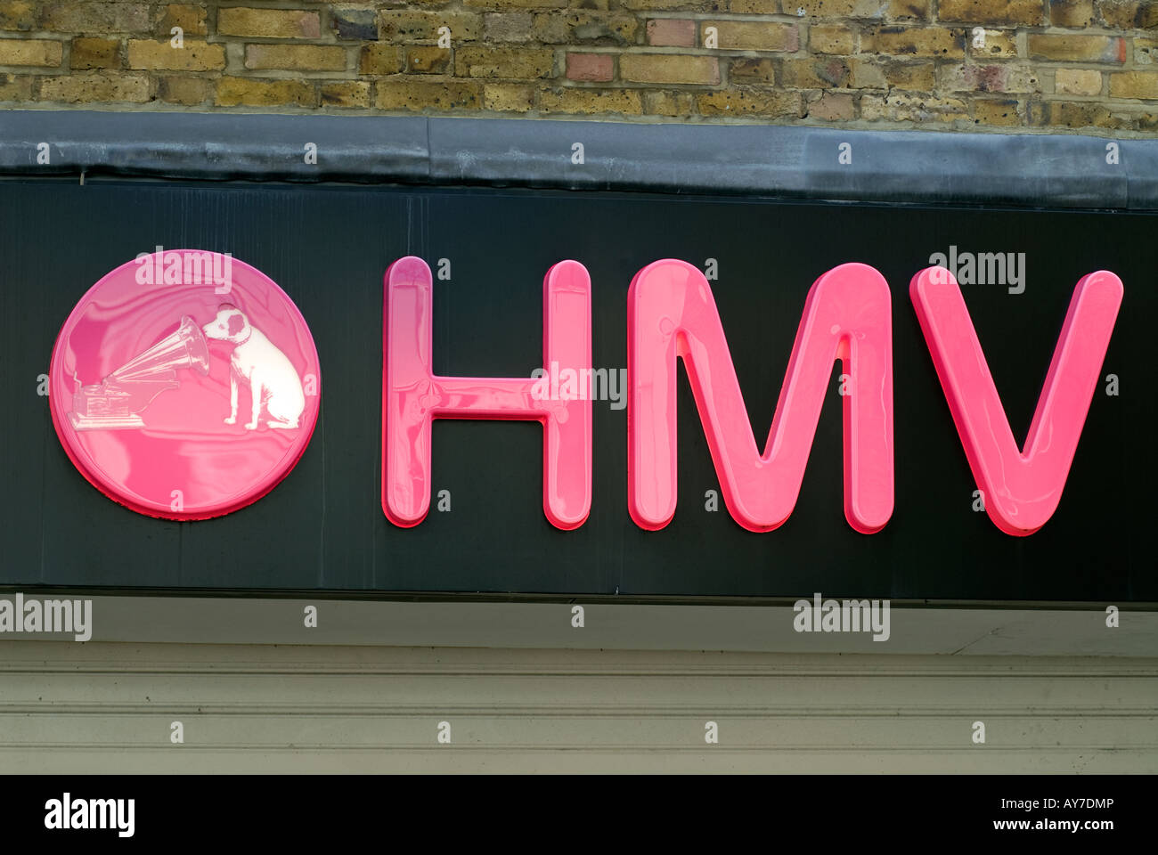 Segno per HMV i suoi maestri record voce shop High Street Hounslow MIDDLESEX REGNO UNITO Foto Stock