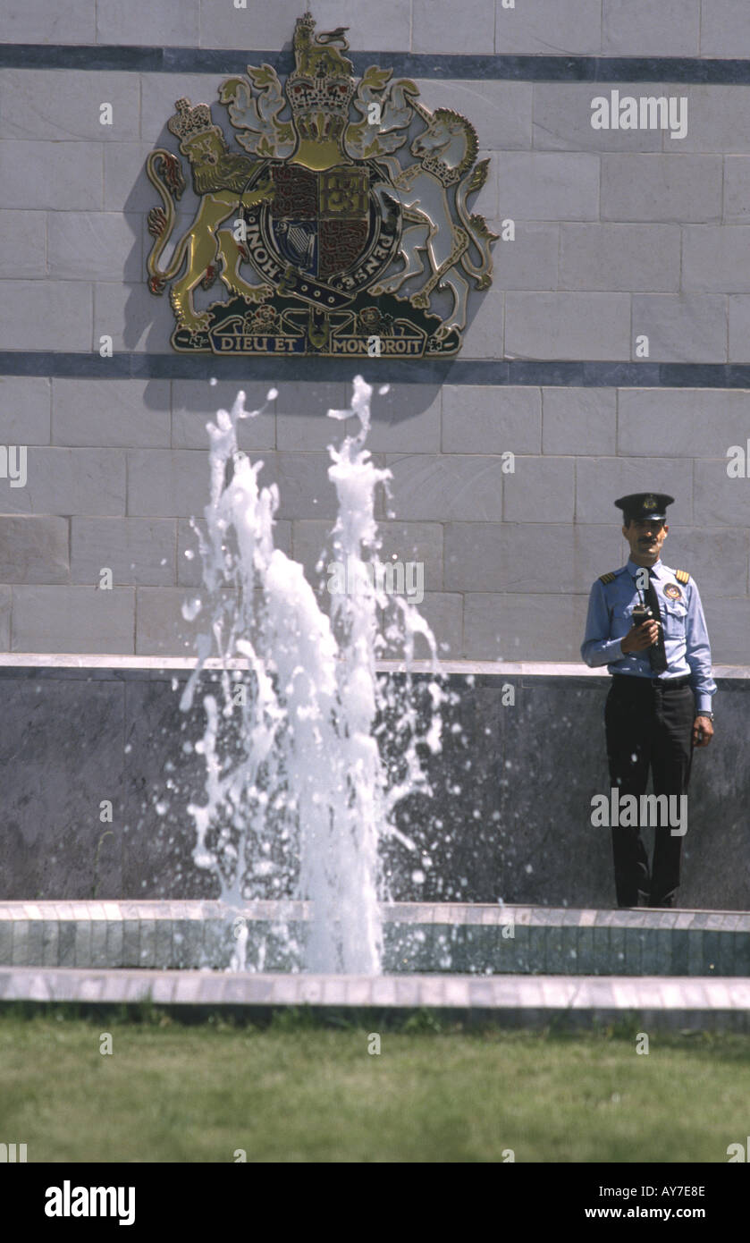 La guardia di sicurezza all' Ambasciata britannica in Amman Giordania Foto  stock - Alamy