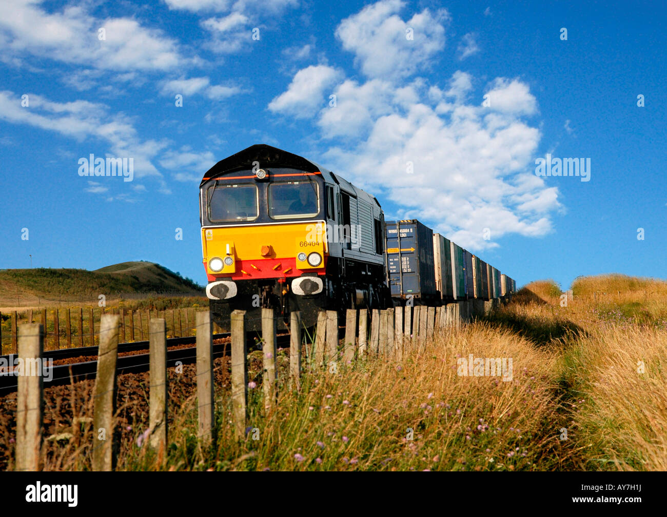 Un treno merci sul nord est la rete ferroviaria di Scozia Foto Stock