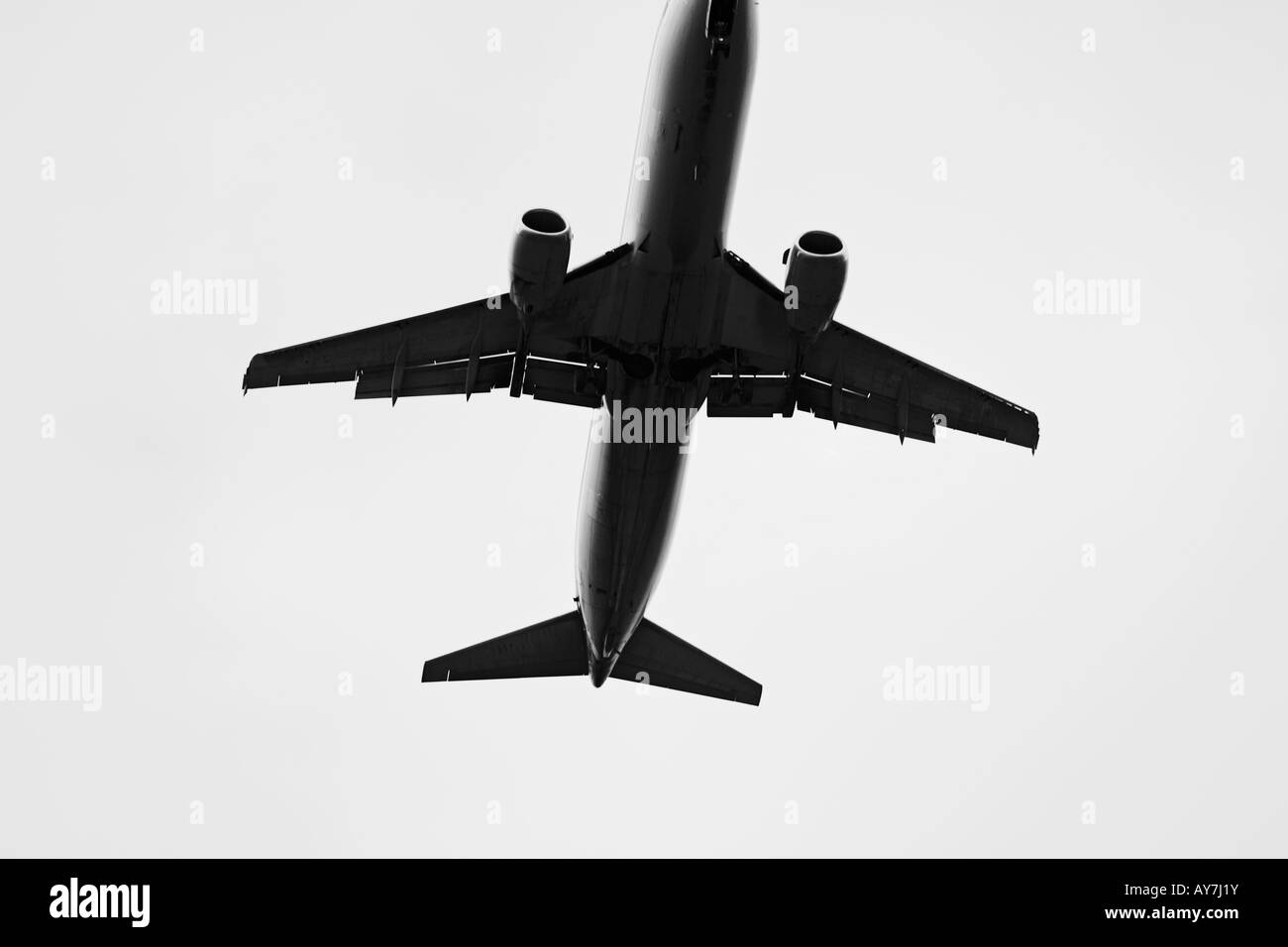 Aviogetti a metà in aria a basso angolo di visione Foto Stock