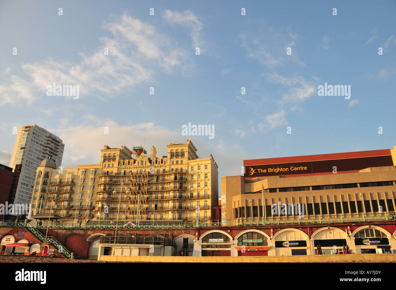 Brighton Seafront - la vista del centro di Brighton e il Grand Hotel, East Sussex, Inghilterra Foto Stock