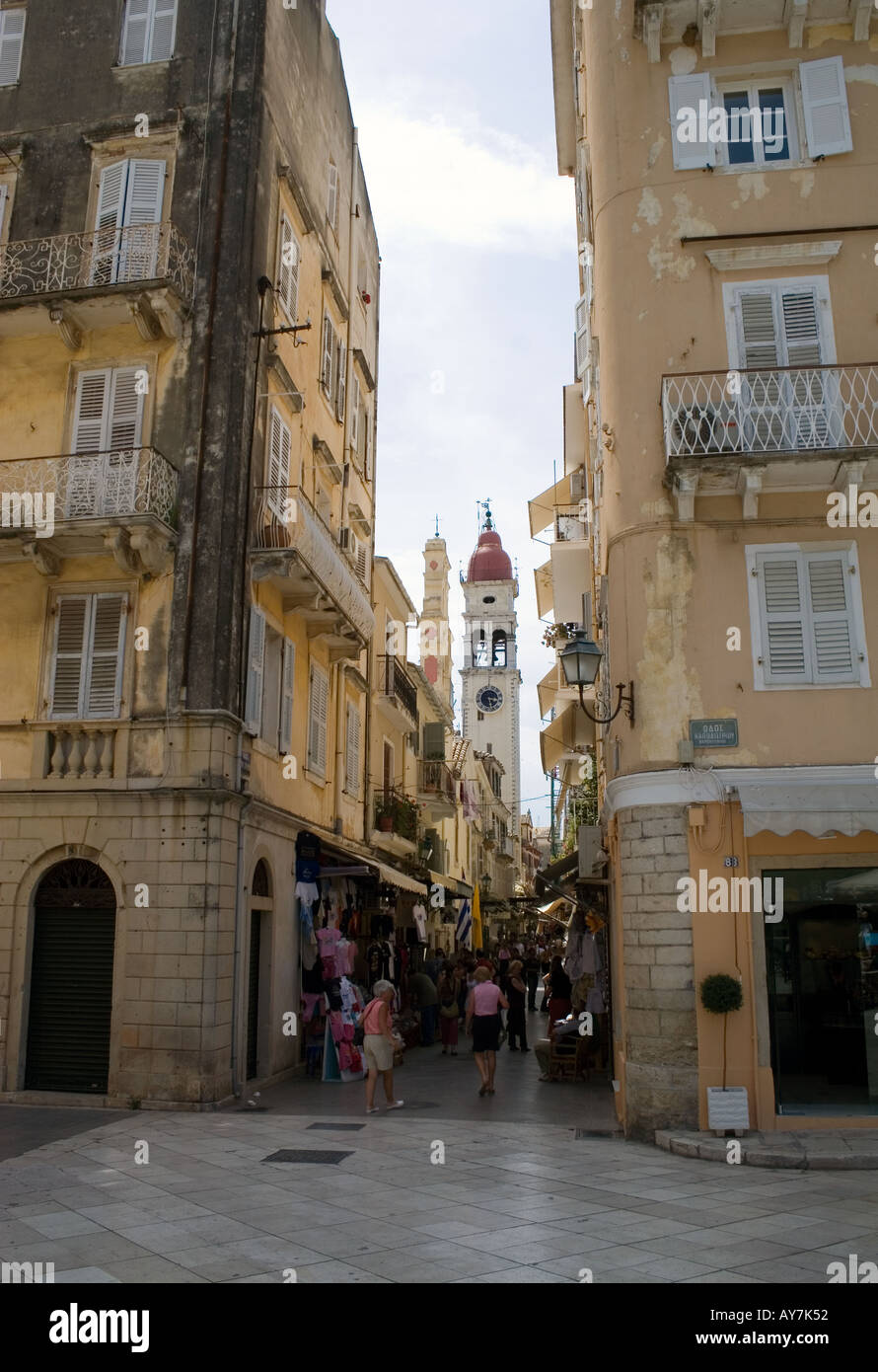 Campanile di San Spiridione Chiesa, la città vecchia di Corfù, Grecia, Europa shop shopping shopper donna baby pram tonalità di colore rosso di San Spiridione Foto Stock