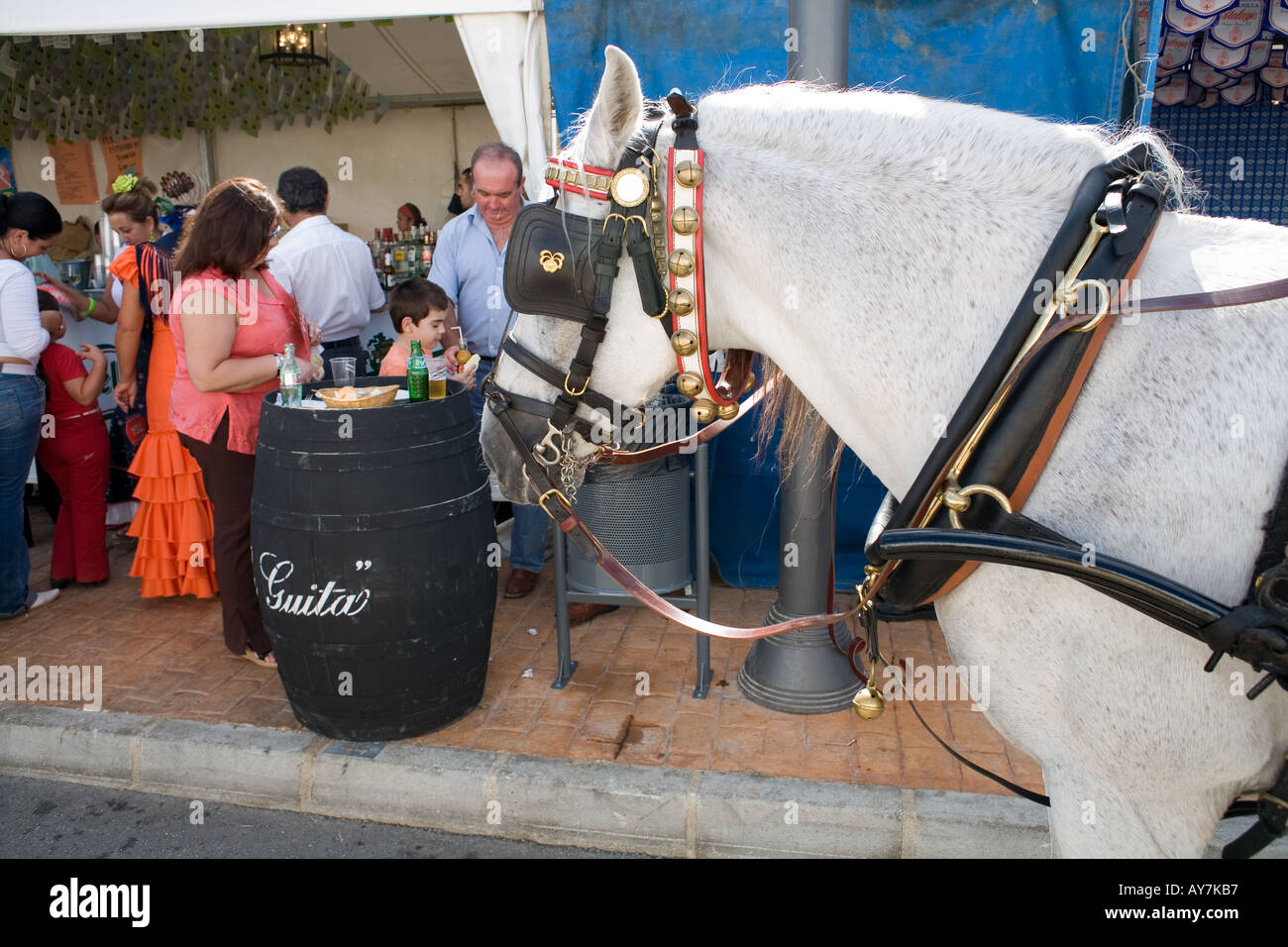 Cavallo nel cablaggio e persone mangiare a Fuengirola Feria - Spagna - Foto Stock