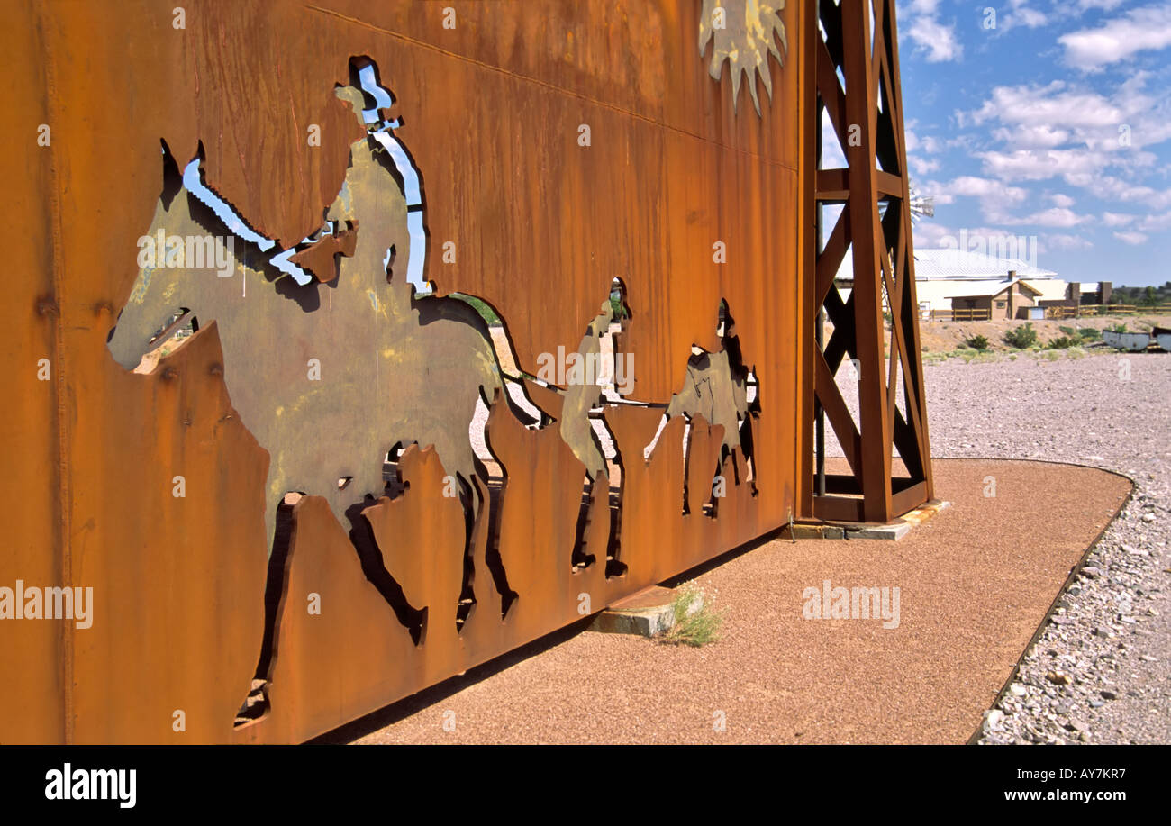 Signor 0383 moda da ferro, questa scultura di metallo che rappresenta il Nuovo Messico della Pioneer farm e ranch patrimonio, in Las Cruces, NM. Foto Stock