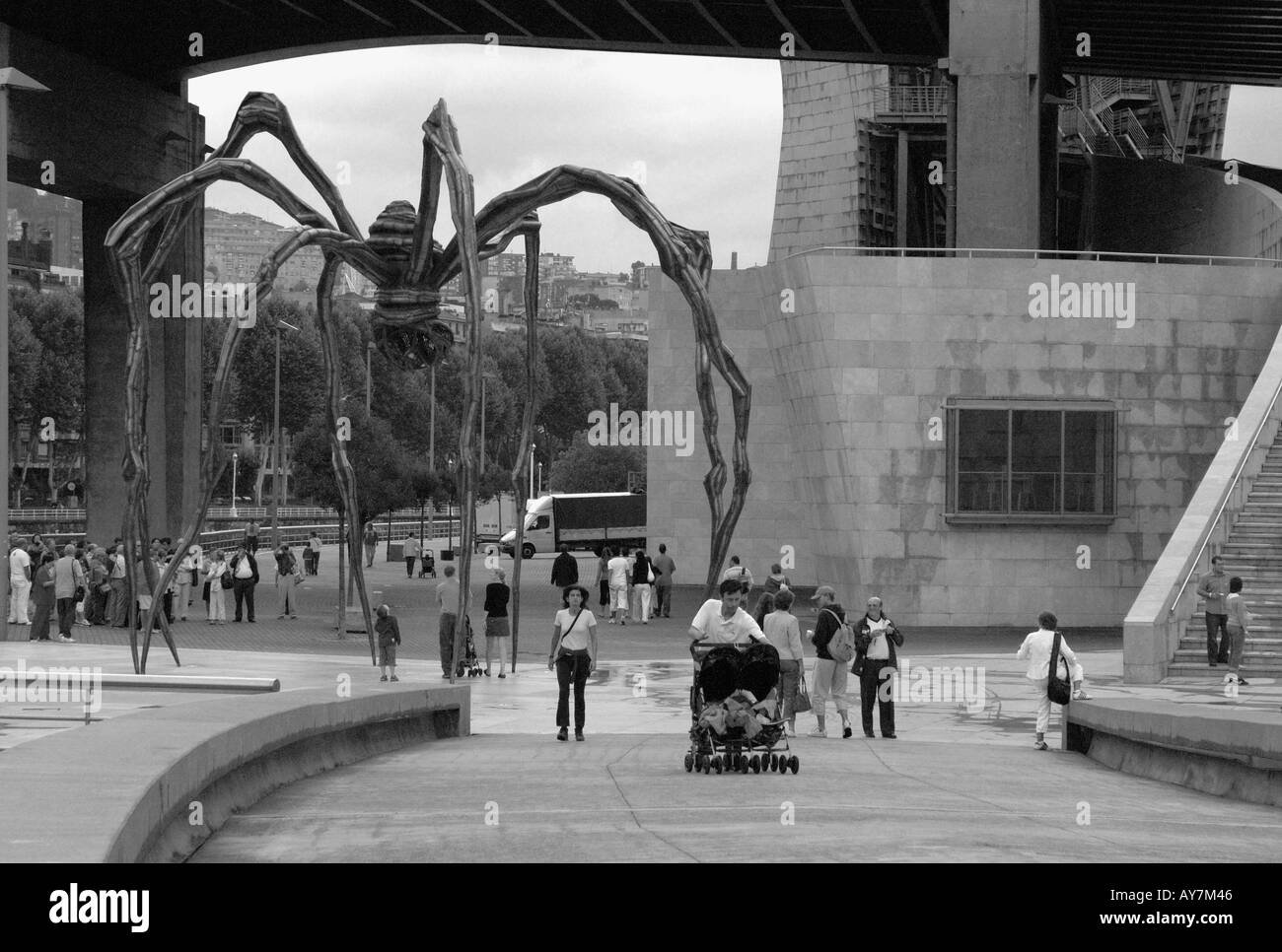 Vista caratteristica del Borghese' enorme ragno Maman al di fuori del Museo Guggenheim Bilbao Bilbo Paesi baschi Spagna Europa Foto Stock