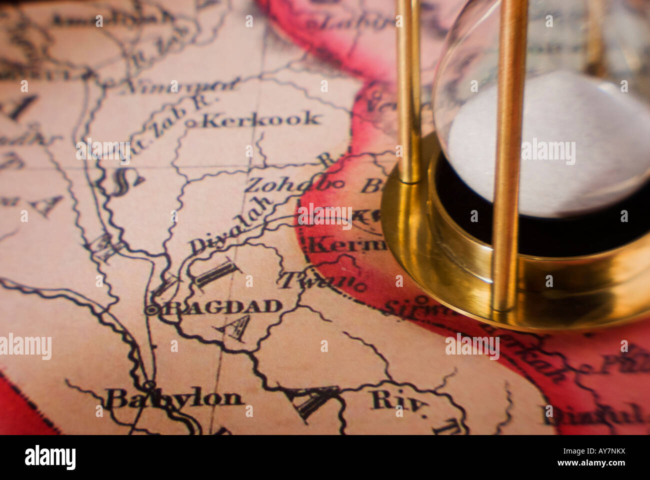 Molto vecchio mappa del Medio Oriente che mostra Baghdad con timer di sabbia concetto di tempo in esecuzione Foto Stock