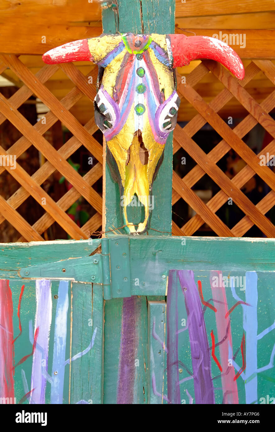 Un dipinto in maniera colorata teschio di vacca sorge all'entrata in California i colori Gallery, in downtown Ruidoso, Nuovo Messico. Foto Stock
