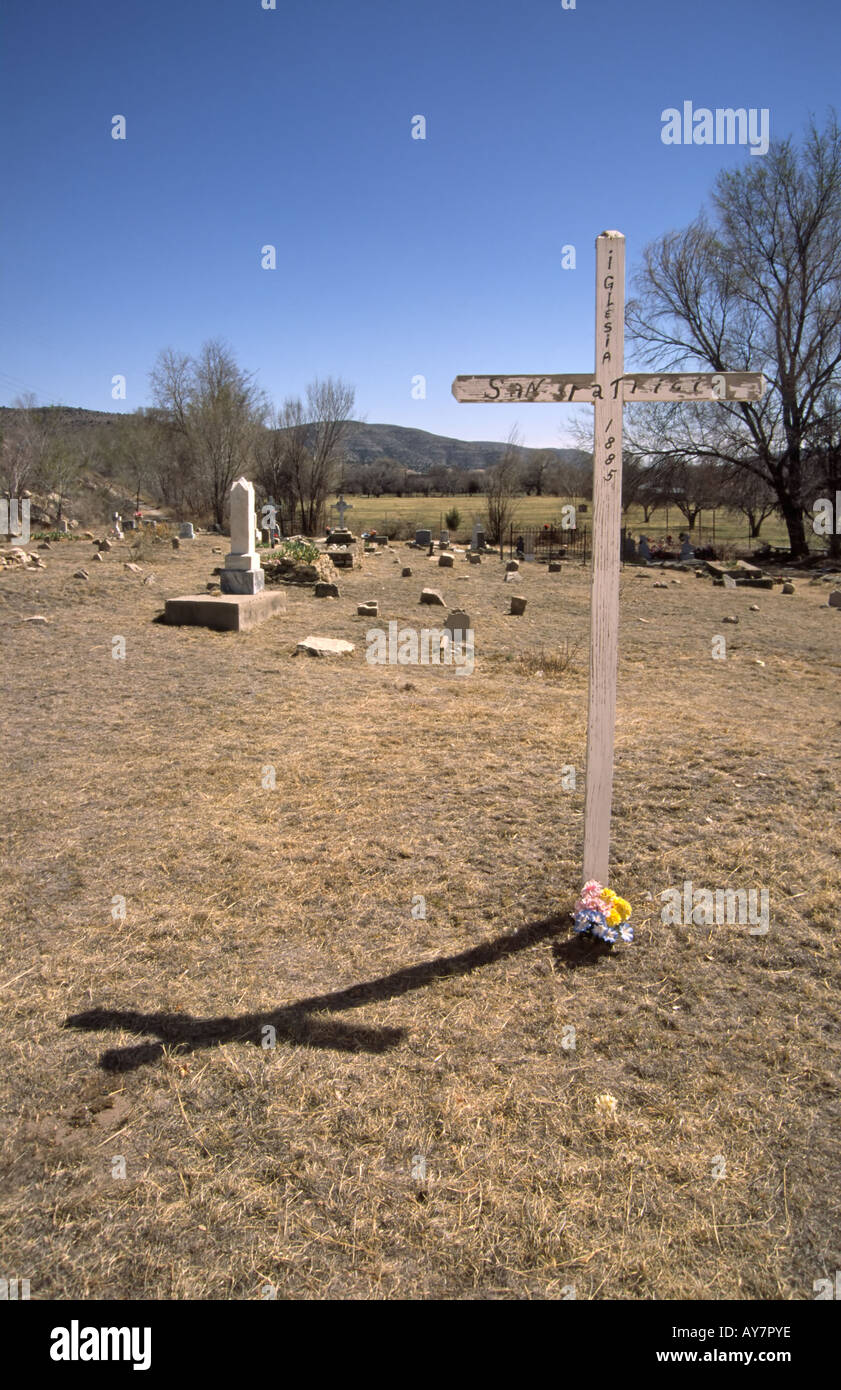 Signor 0443 una croce bianca e la sua ombra indica il vecchio cimitero presso la chiesa di San Patricio, in San Patricio, Nuovo Messico. Foto Stock