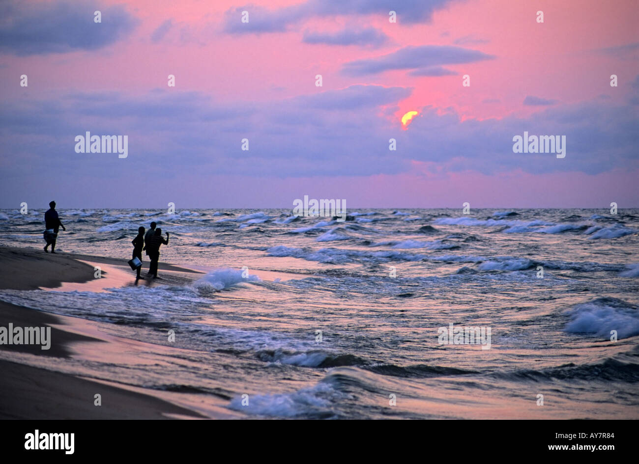 Le donne a raccogliere acqua dal lago Malawi all'alba, vicino Kande, Malawi Foto Stock