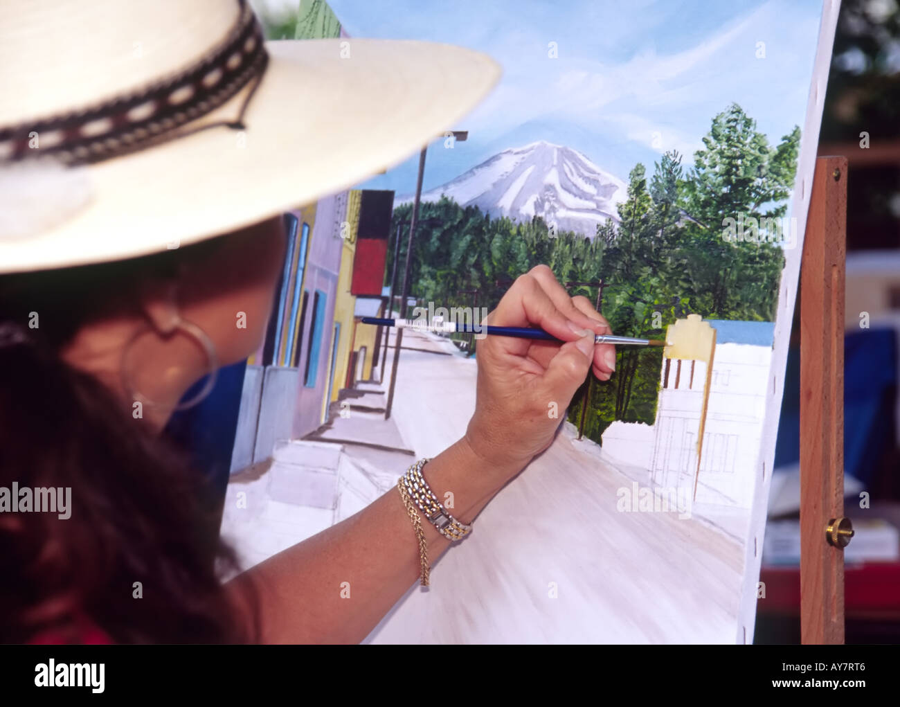 Un artista locale dimostra la sua tecnica di pittura, presso i giocatori di Street Festival in downtown Ruidoso, Nuovo Messico. Foto Stock