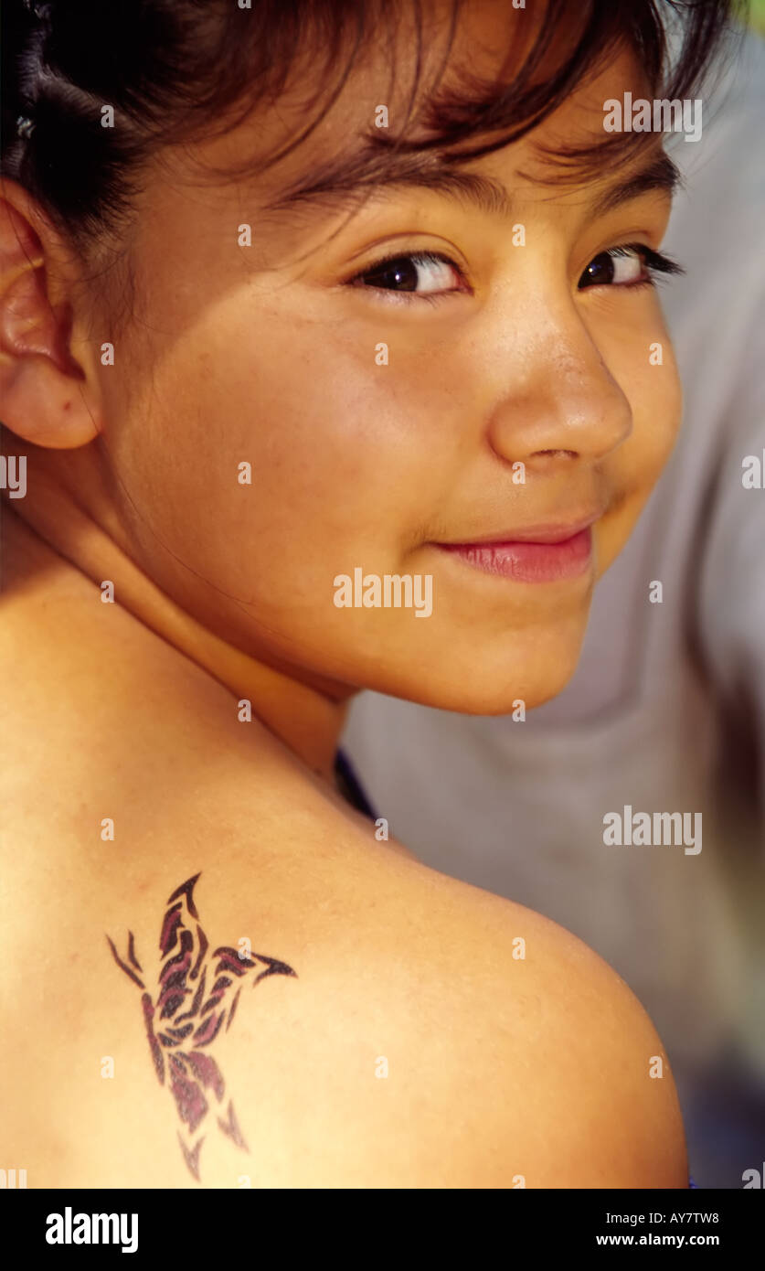 Signor 709 707 ragazza ispanica Alejandra Mayorga è lieta con il suo tatuaggio artwork, all'Pinata Fest a Roswell, New Mexico. Foto Stock