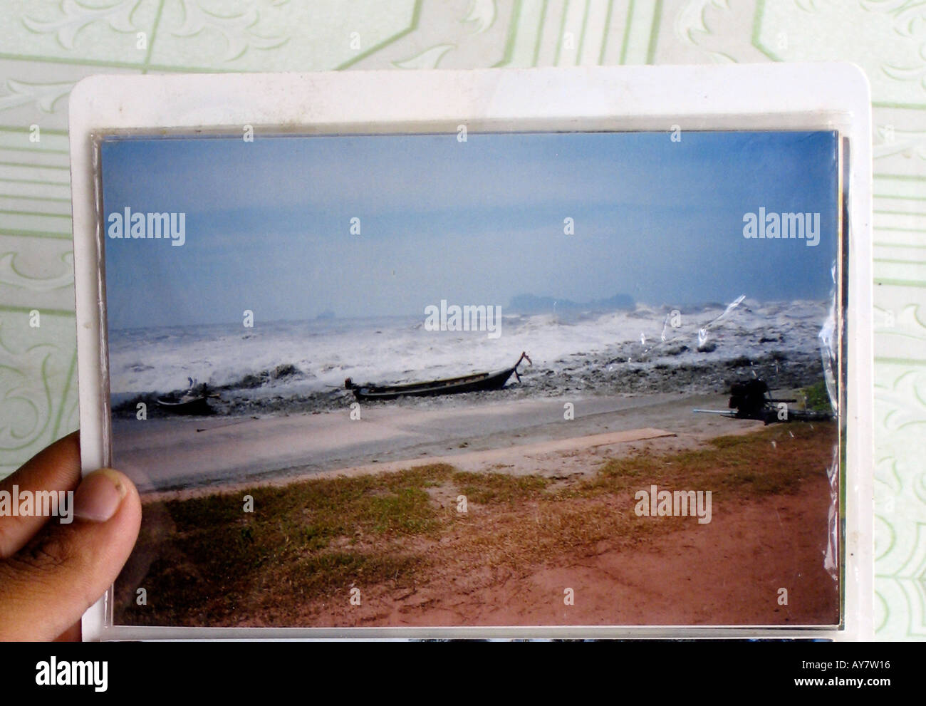 Fisherman mostra Fotografia 2004 onde tsunami colpendo beach Ko Sukorn isola della Thailandia Foto Stock