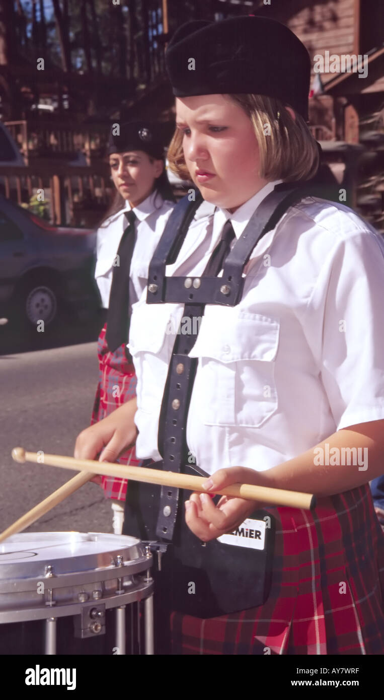 Ragazza adolescente suonare il tamburo in Aspenfest Parade, in downtown Ruidoso, Nuovo Messico. Foto Stock