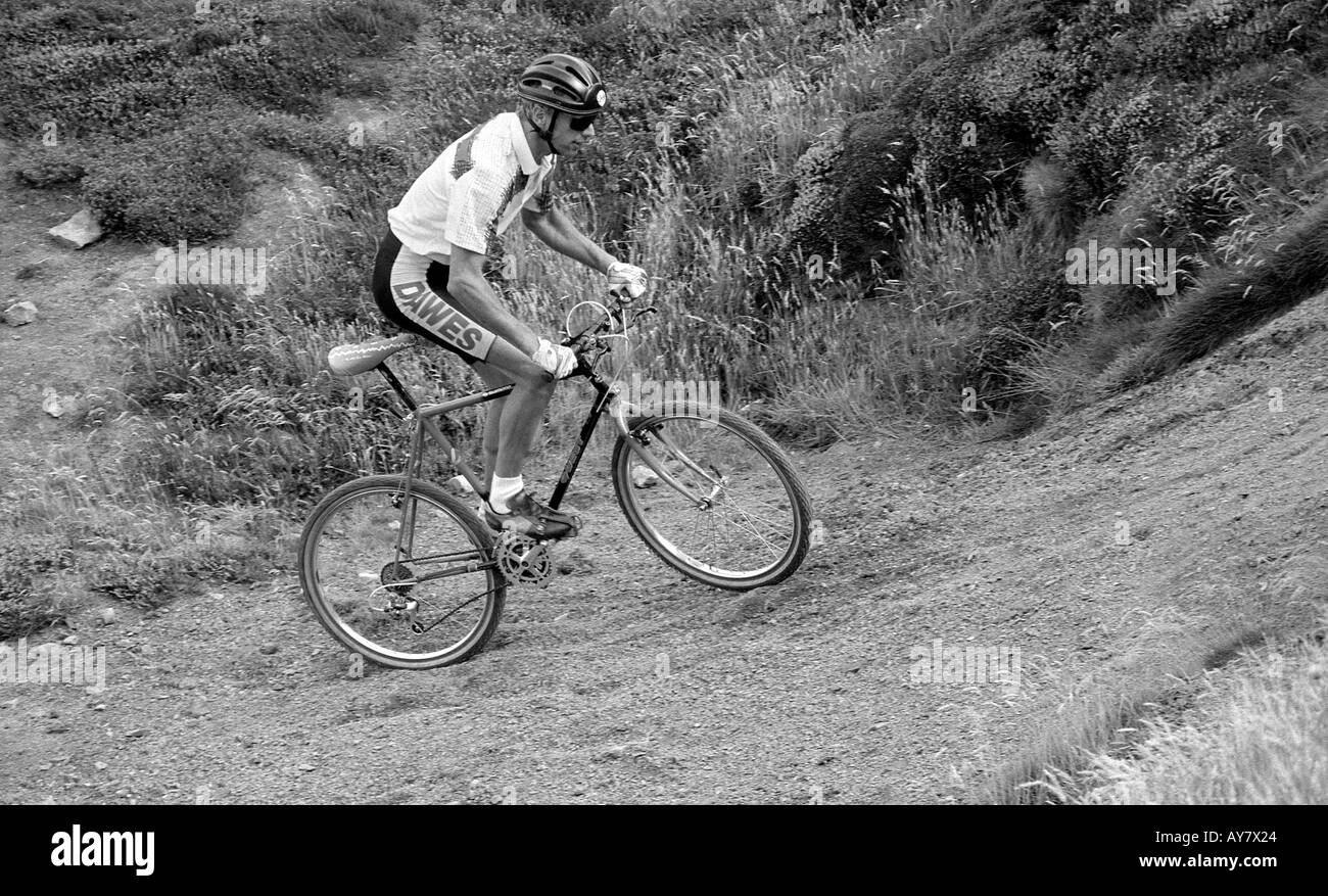 Ciclista professionista della formazione sulla ripida collina su una mountain bike. Foto Stock