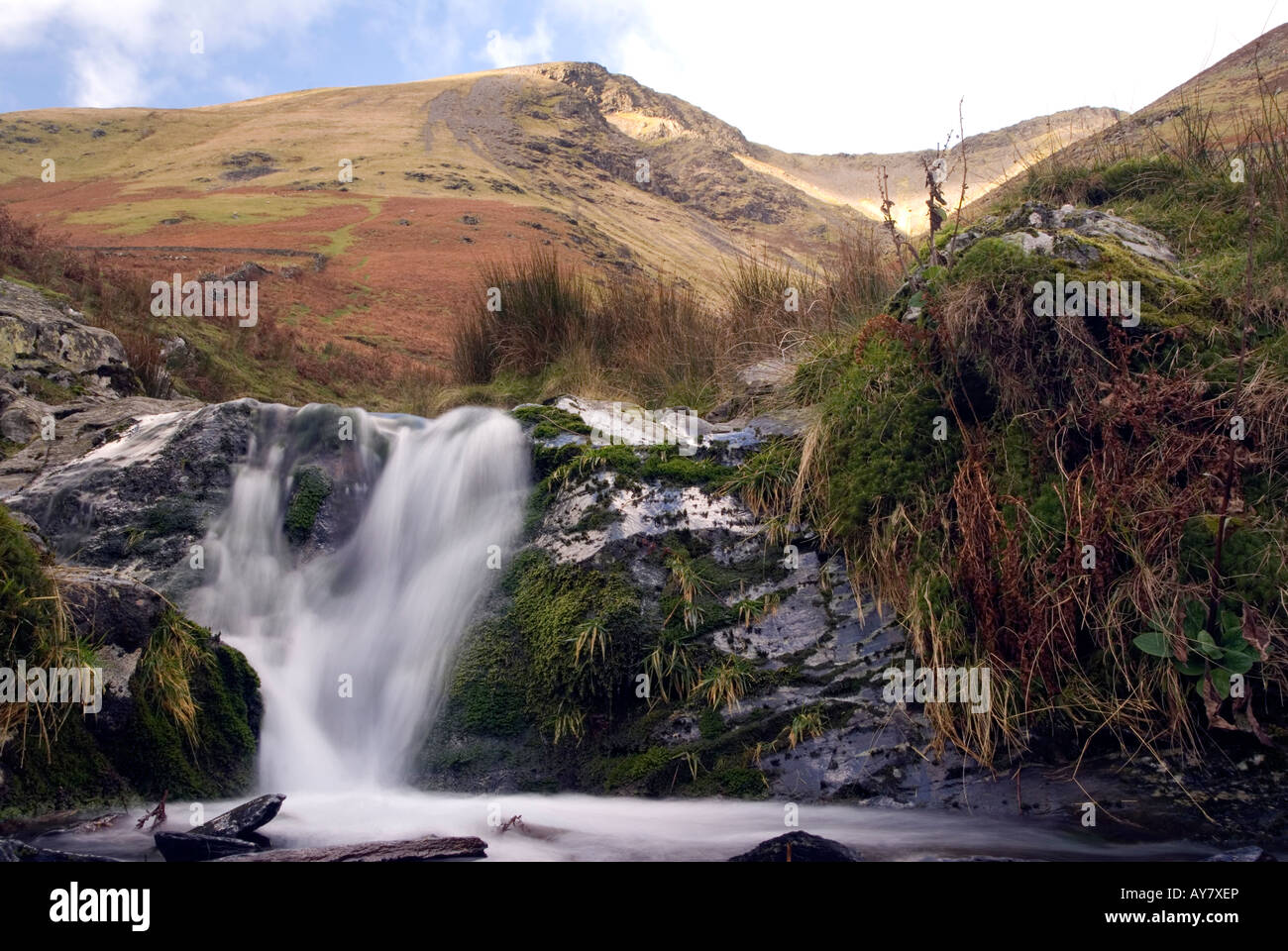 Cascata ai piedi della sella Blanecathra torna picco di montagna Parco Nazionale del Distretto dei Laghi Cumbria in vendita REGNO UNITO Inghilterra REGNO UNITO Foto Stock