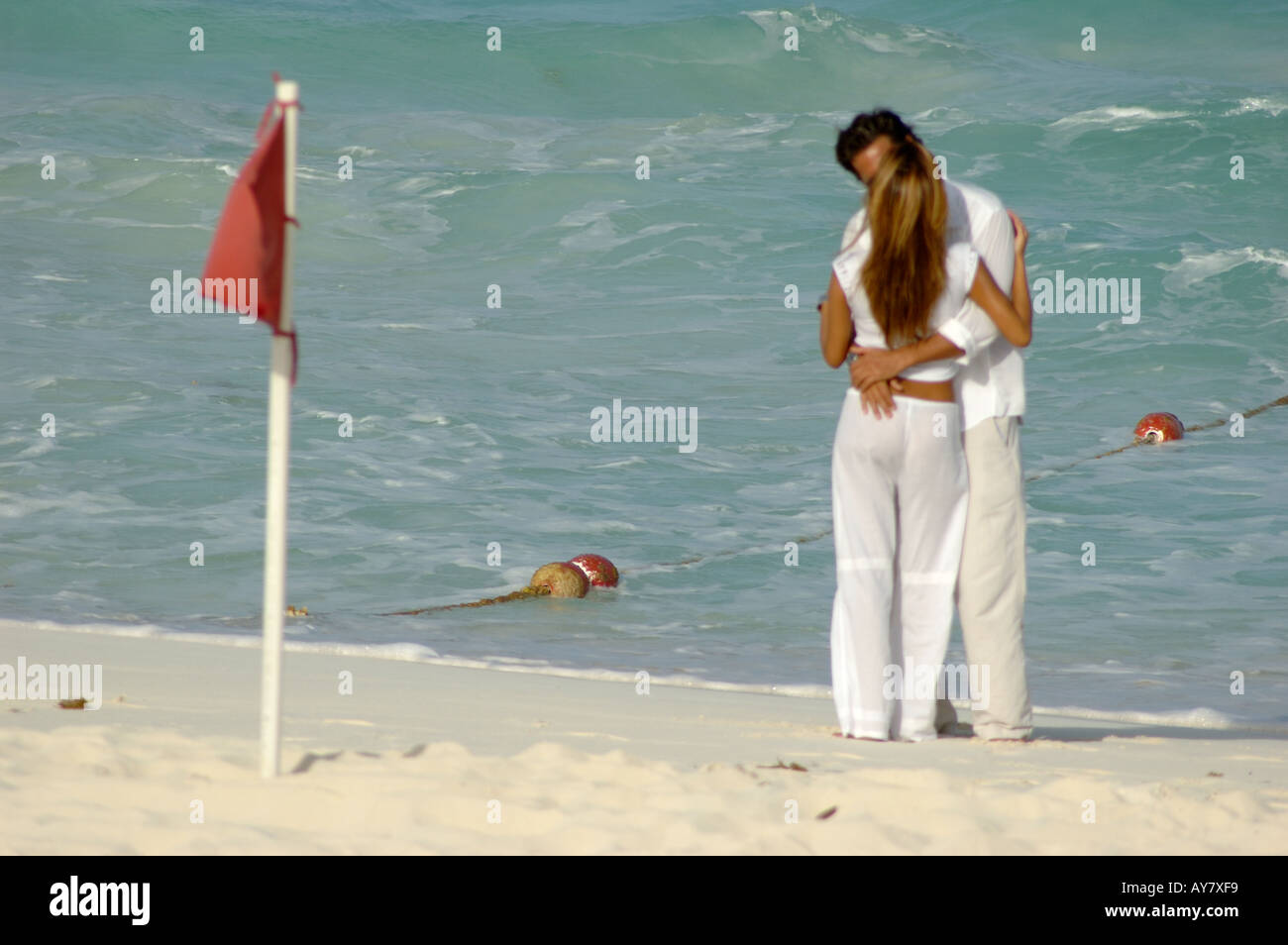 Coppia attraente huging e baciare sulla spiaggia Foto Stock