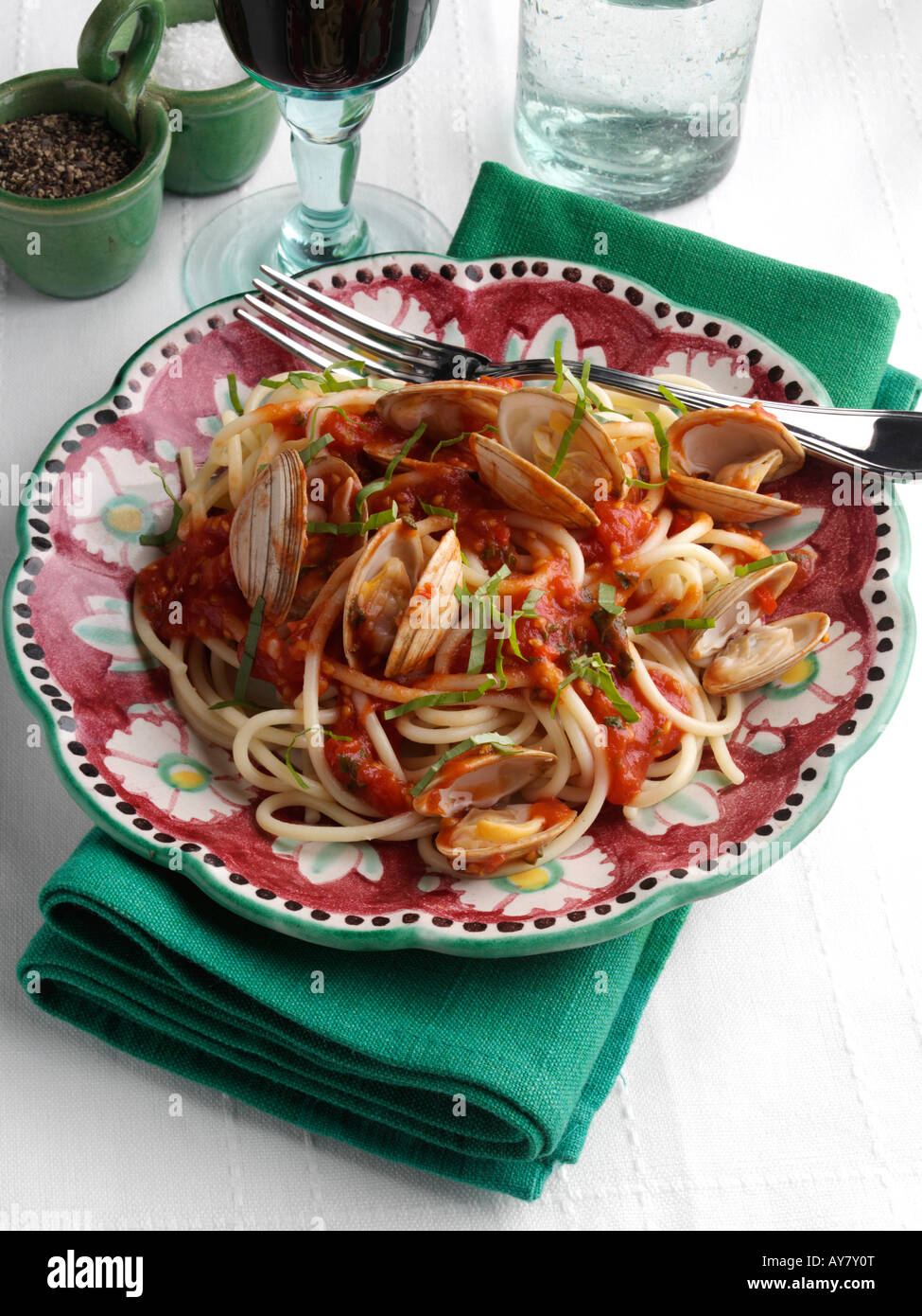 Una piastra di italiano Spaghetti vongole cibo editoriale Foto Stock