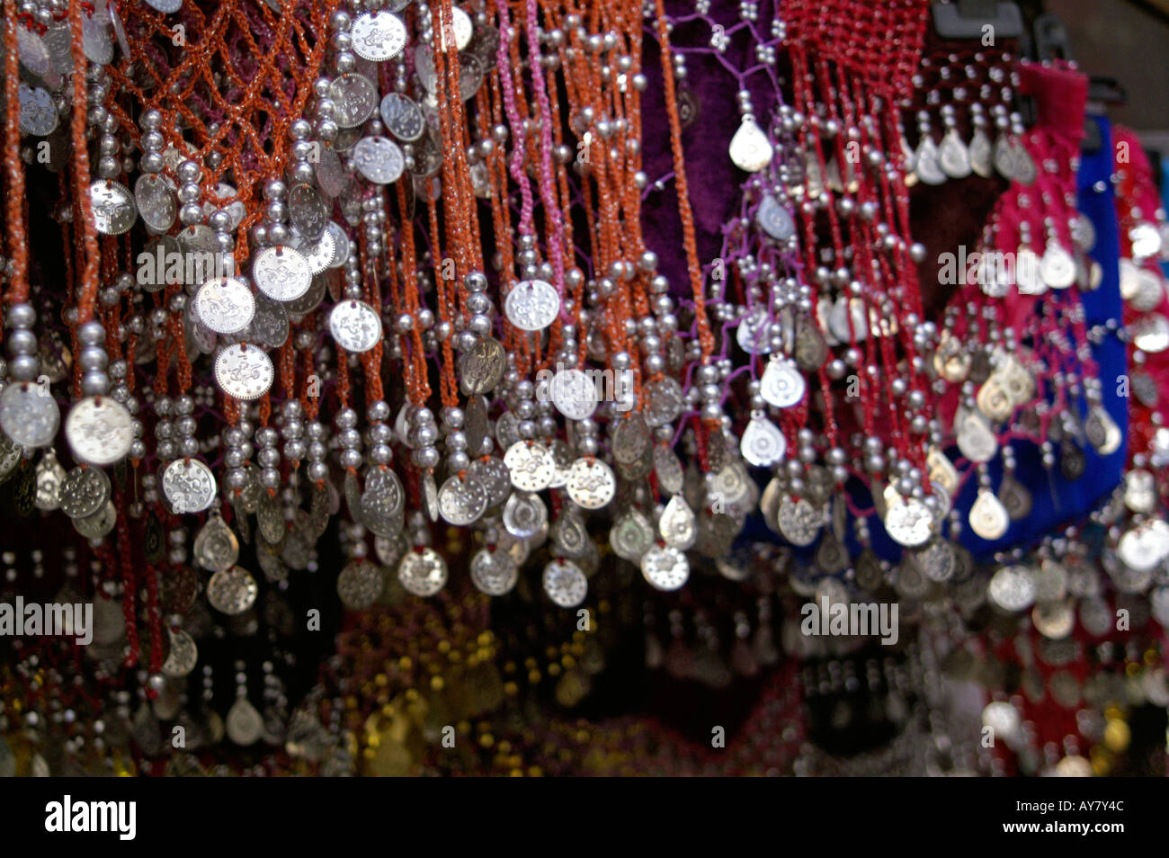 Danza del ventre cinture decorate con monete d'argento al di fuori del  negozio nel Grand Bazaar MARMARIS Turchia Foto stock - Alamy