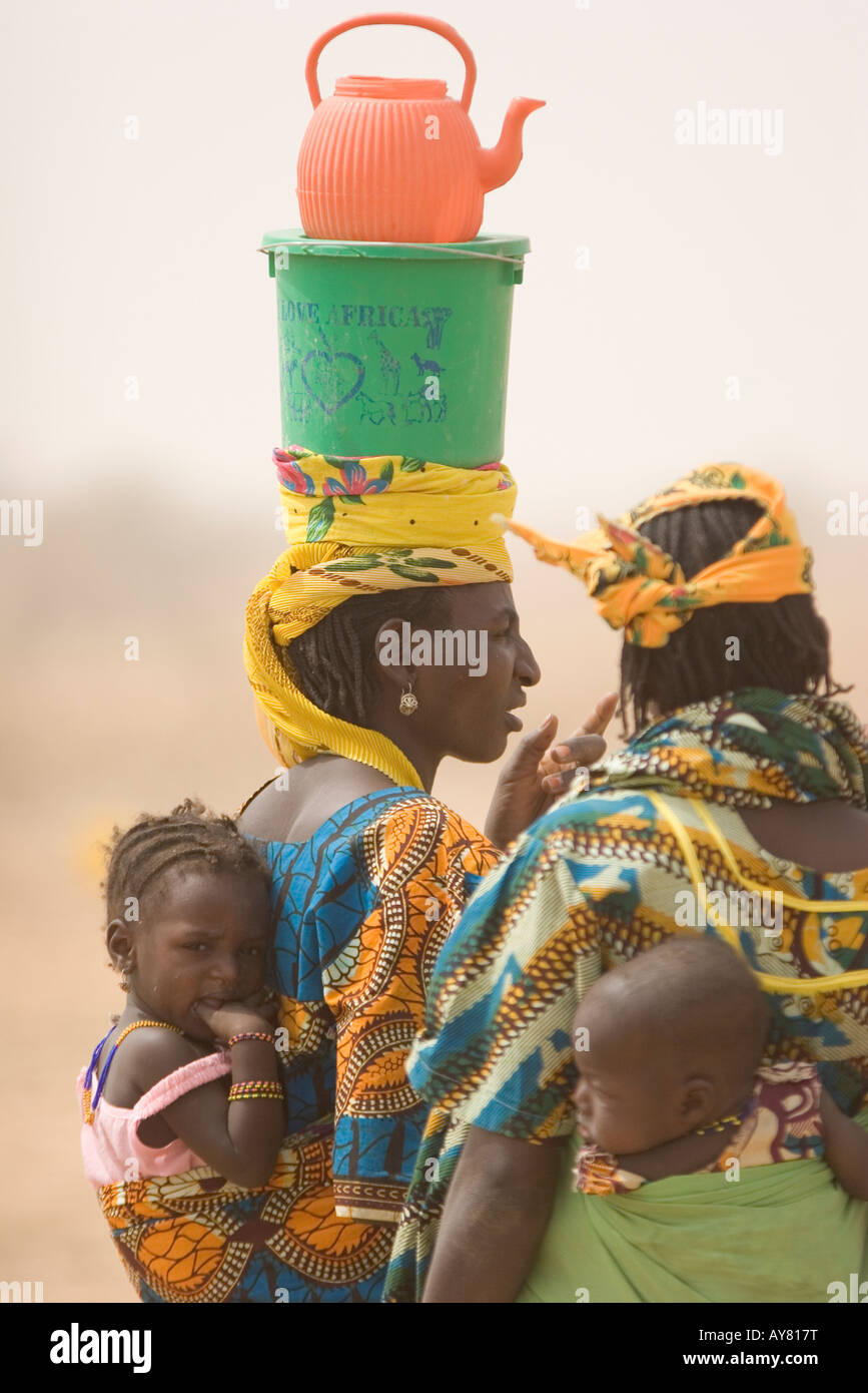 Hausa madre e bambino alla clinica sanitaria gestito dalla Croce Rossa di Agadez Niger Africa occidentale Foto Stock