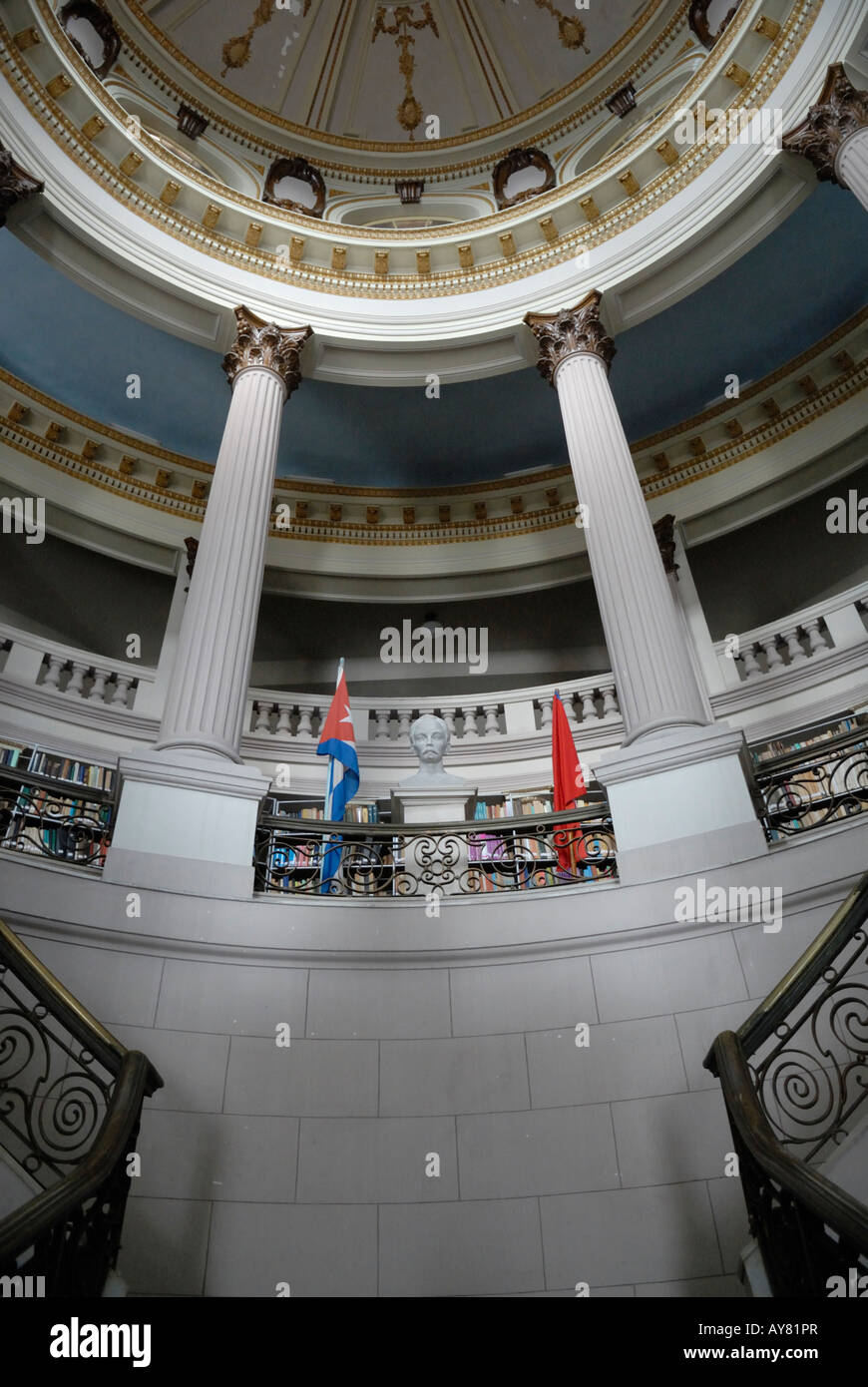 La grande sala della biblioteca pubblica in Sancti Spiritus Cuba Aprile 2007 Foto Stock