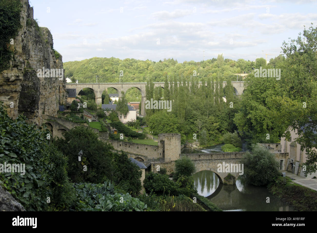 Vista del Grund area della città di Lussemburgo con il Casemates sulla sinistra Foto Stock