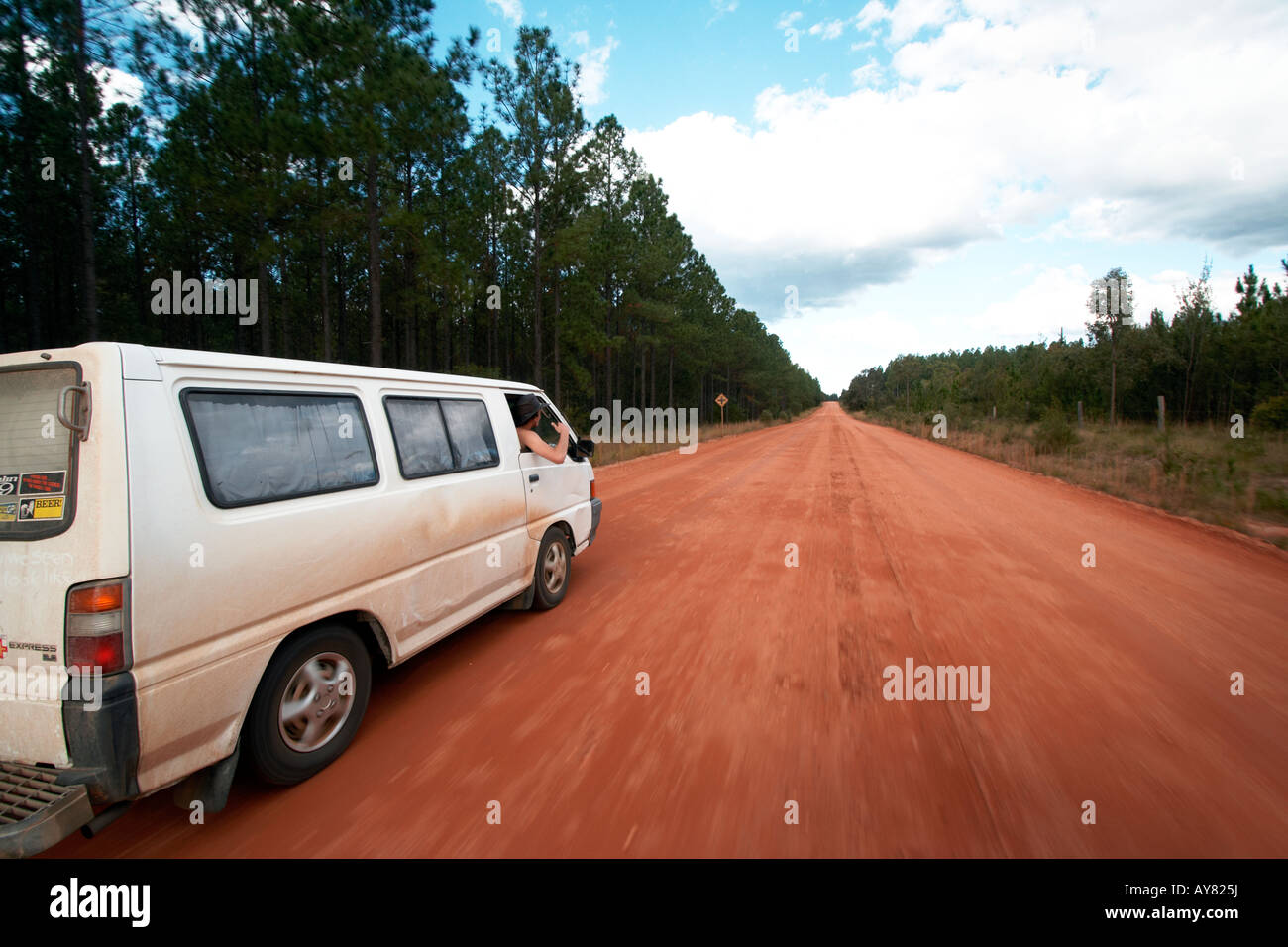 Guida su strada sterrata in Australian Bush (Outback) sulla strada per l'Isola di Fraser, Queensland, Australia Foto Stock